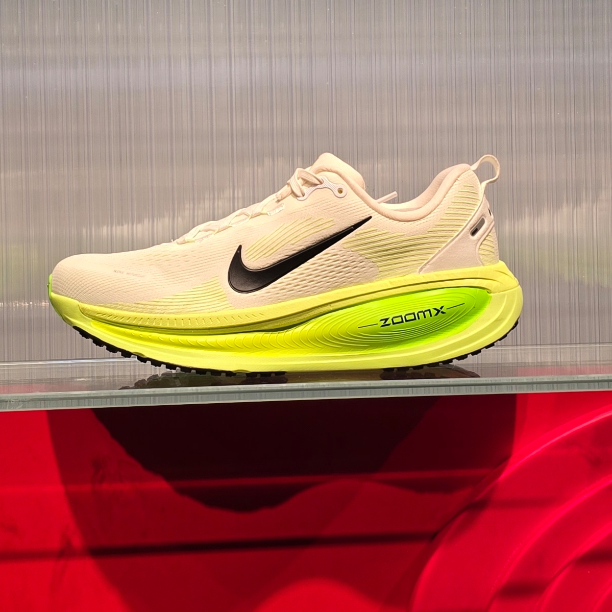 Nike Vomero 18 White Electric Green 착용 스타일