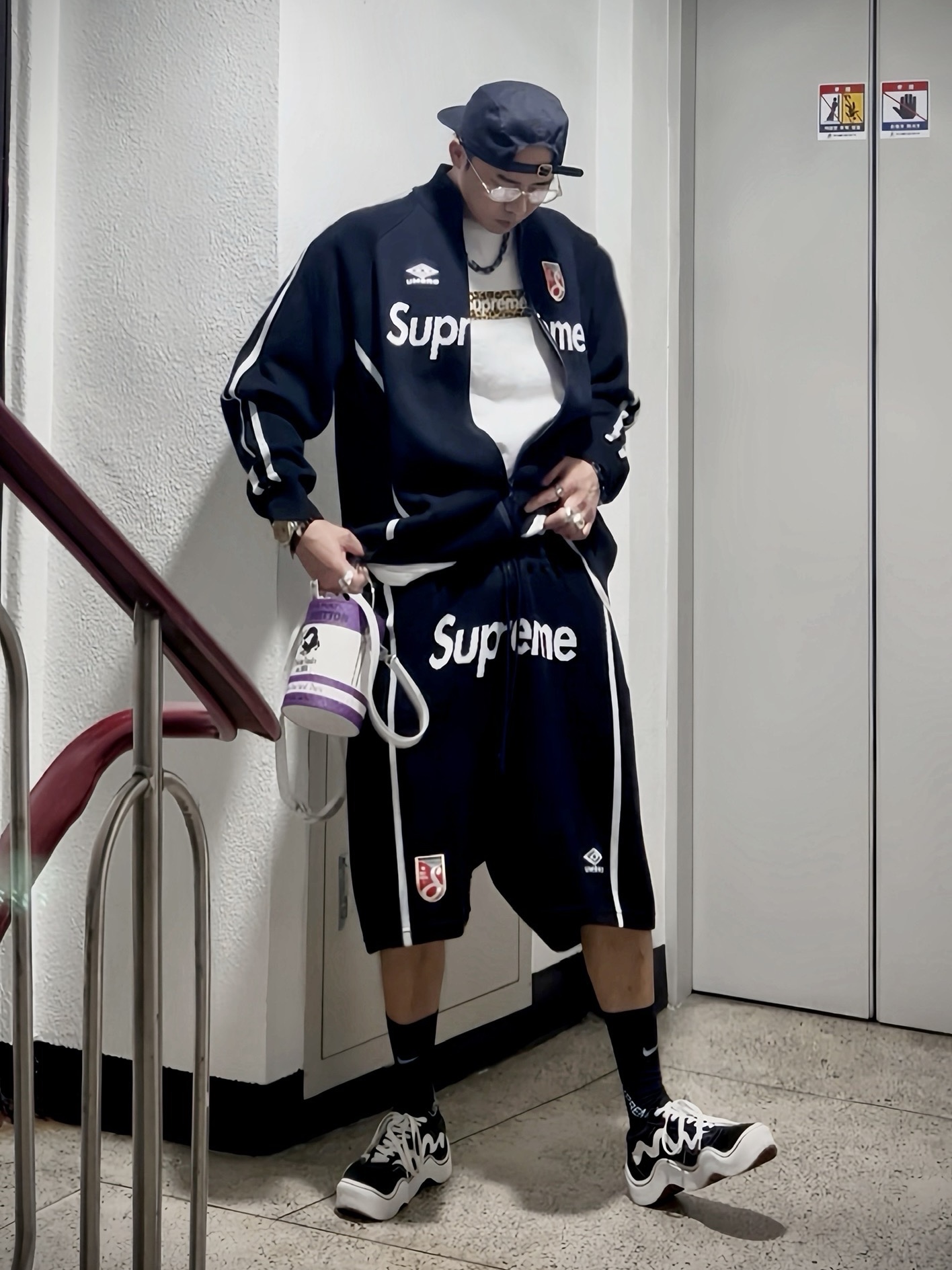 Supreme Washed Chino Twill Camp Cap Black - 24SS, Supreme Shanghai Box Logo T-Shirt White - 24SS 착용 스타일