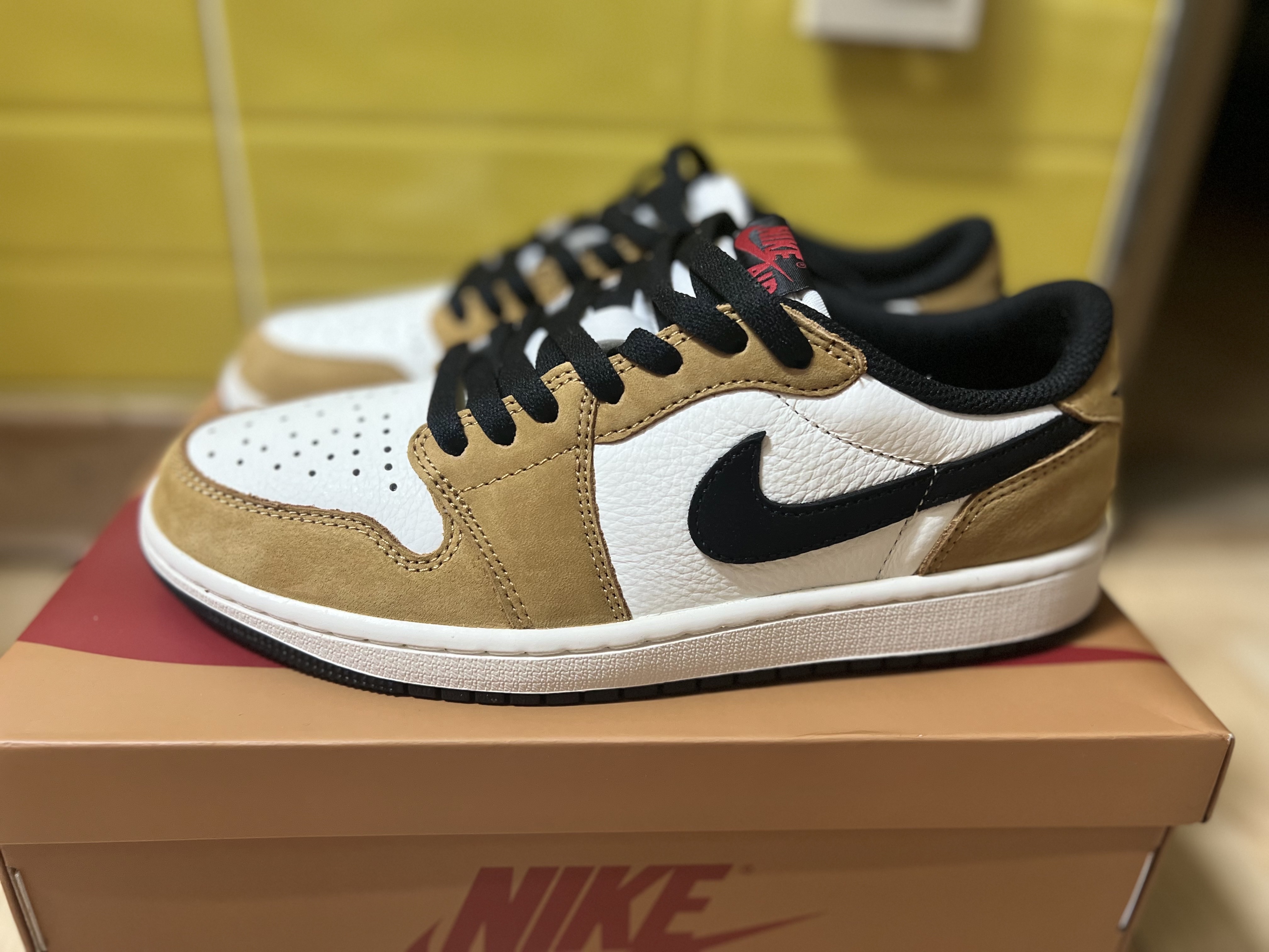 Jordan 1 Low OG Sail and Golden Harvest 착용 스타일