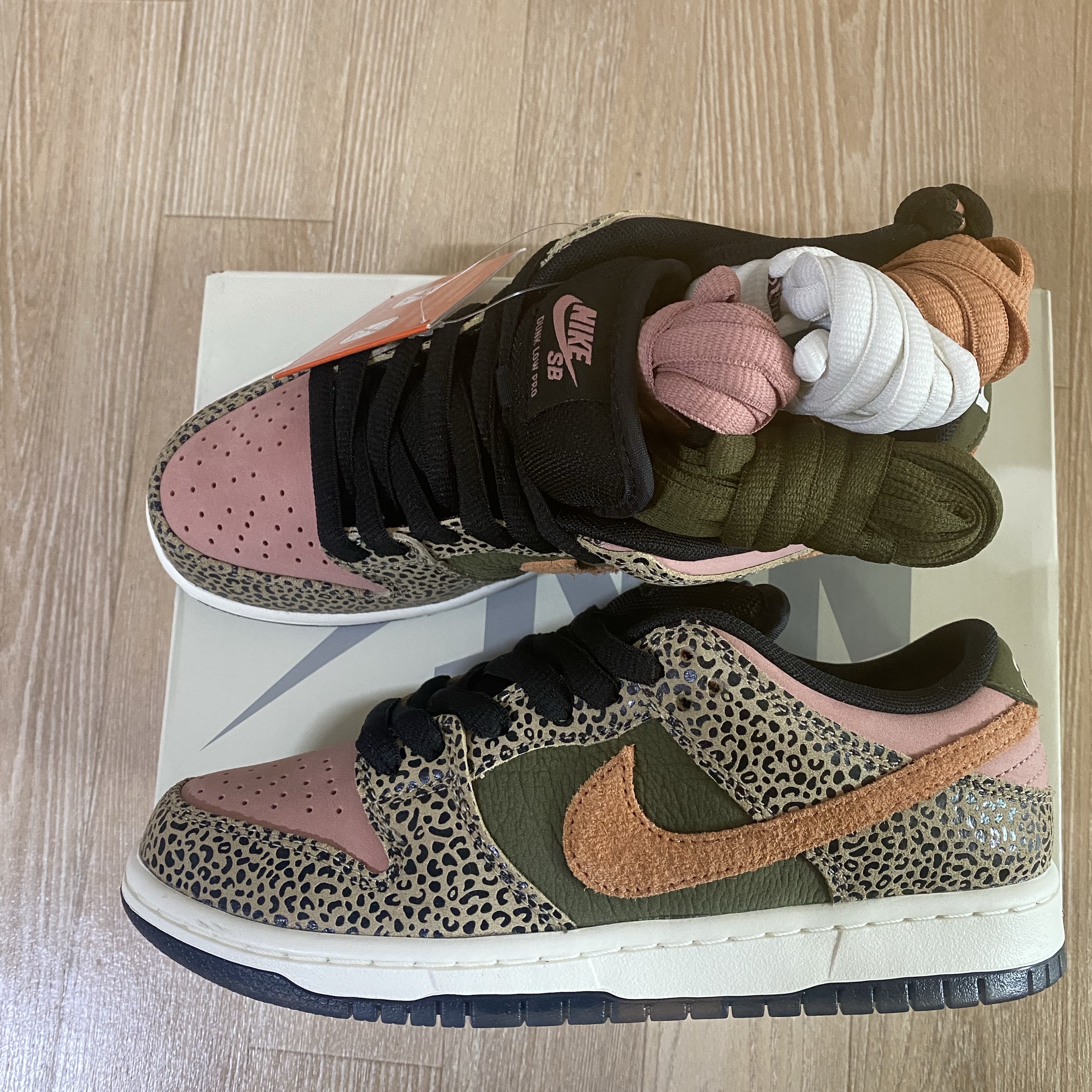 Nike x Arts-Rec Skateshop SB Dunk Low Pro Rust Pink and Rough Green 착용 스타일