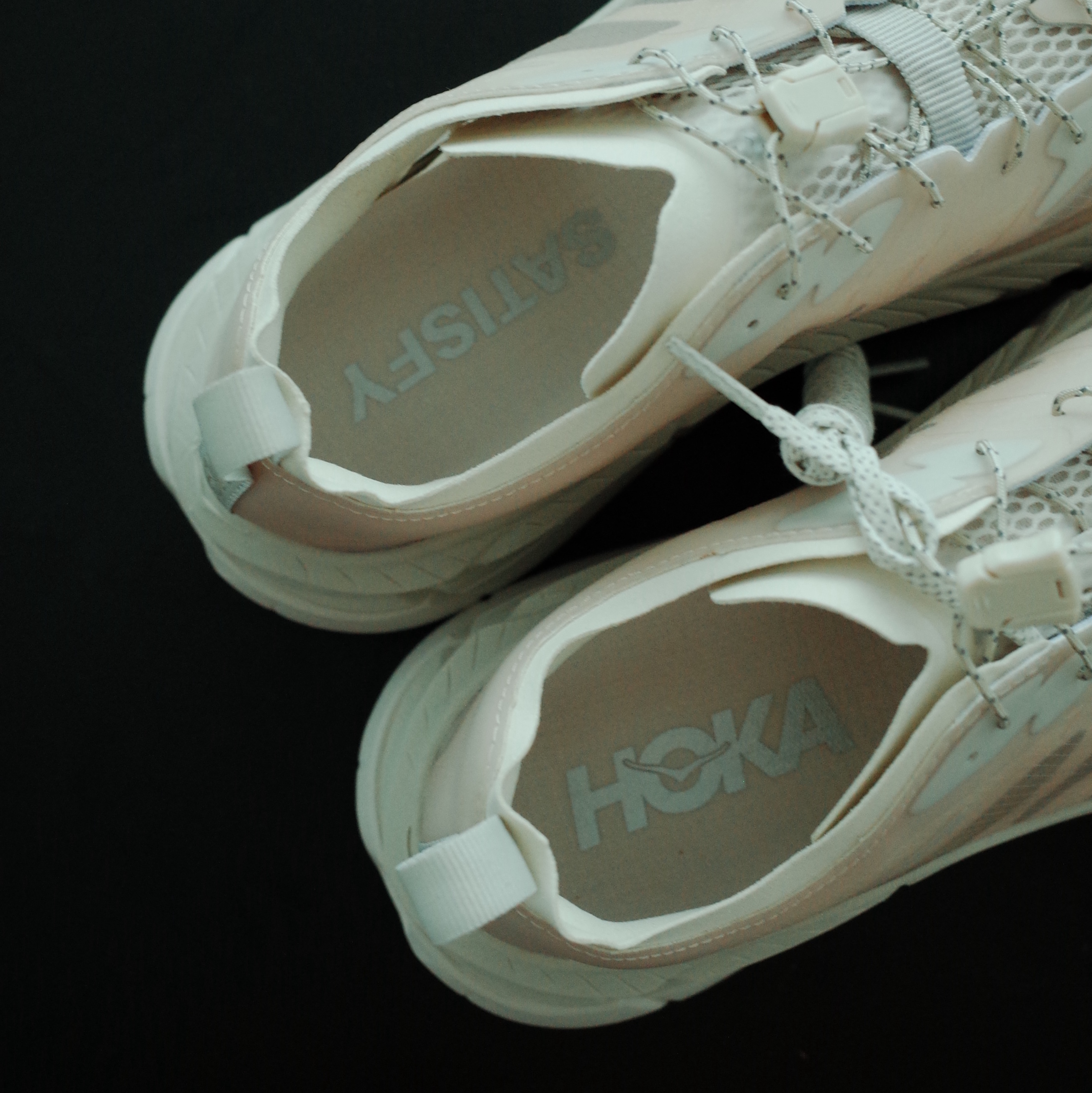 Hoka x Satisfy Mafate Speed 4 Lite Bone 착용 스타일 - 5
