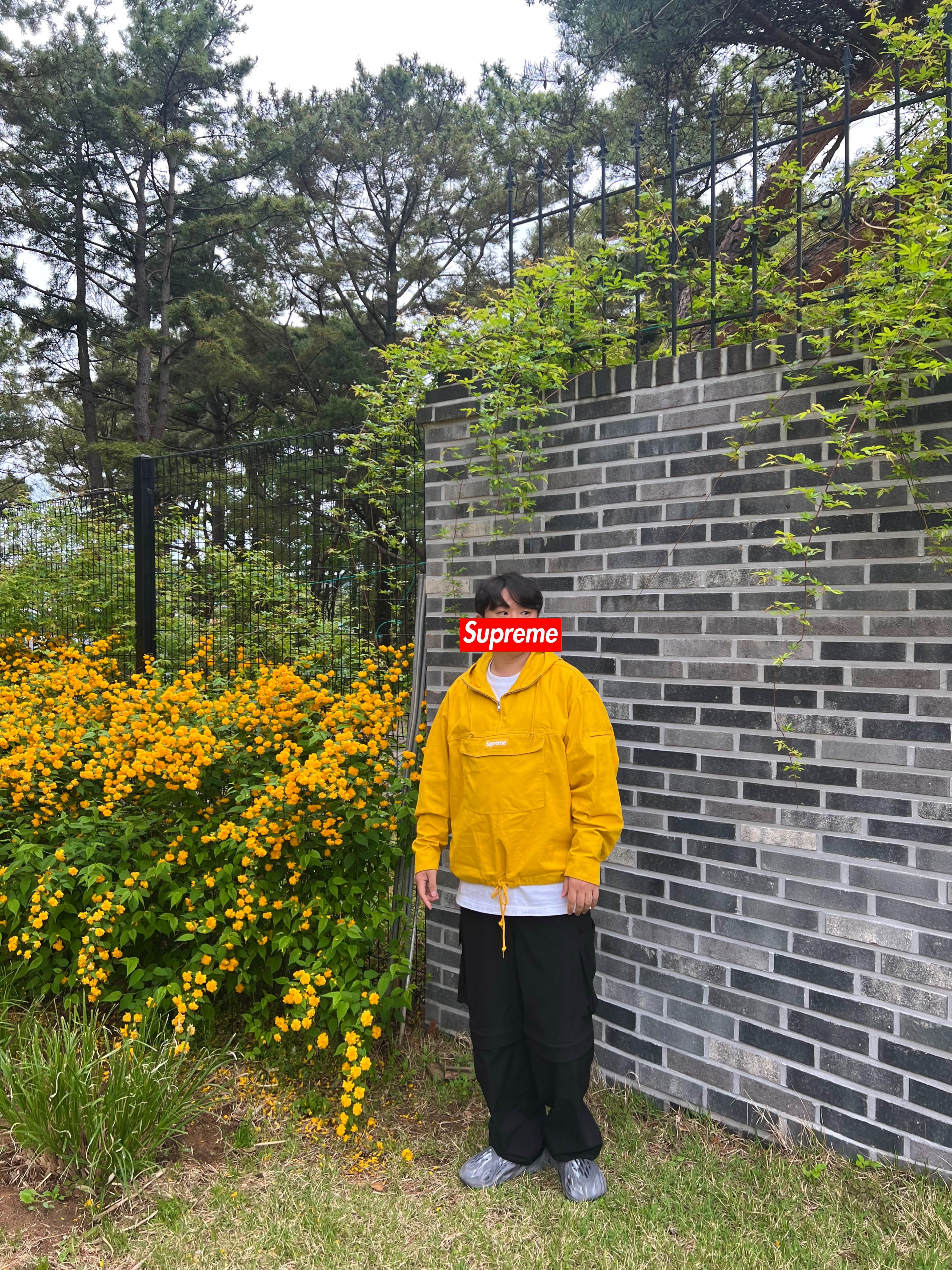 Supreme Cotton Utility Anorak Yellow - 24SS, Adidas Yeezy Foam RNNR MX Granite 착용 스타일