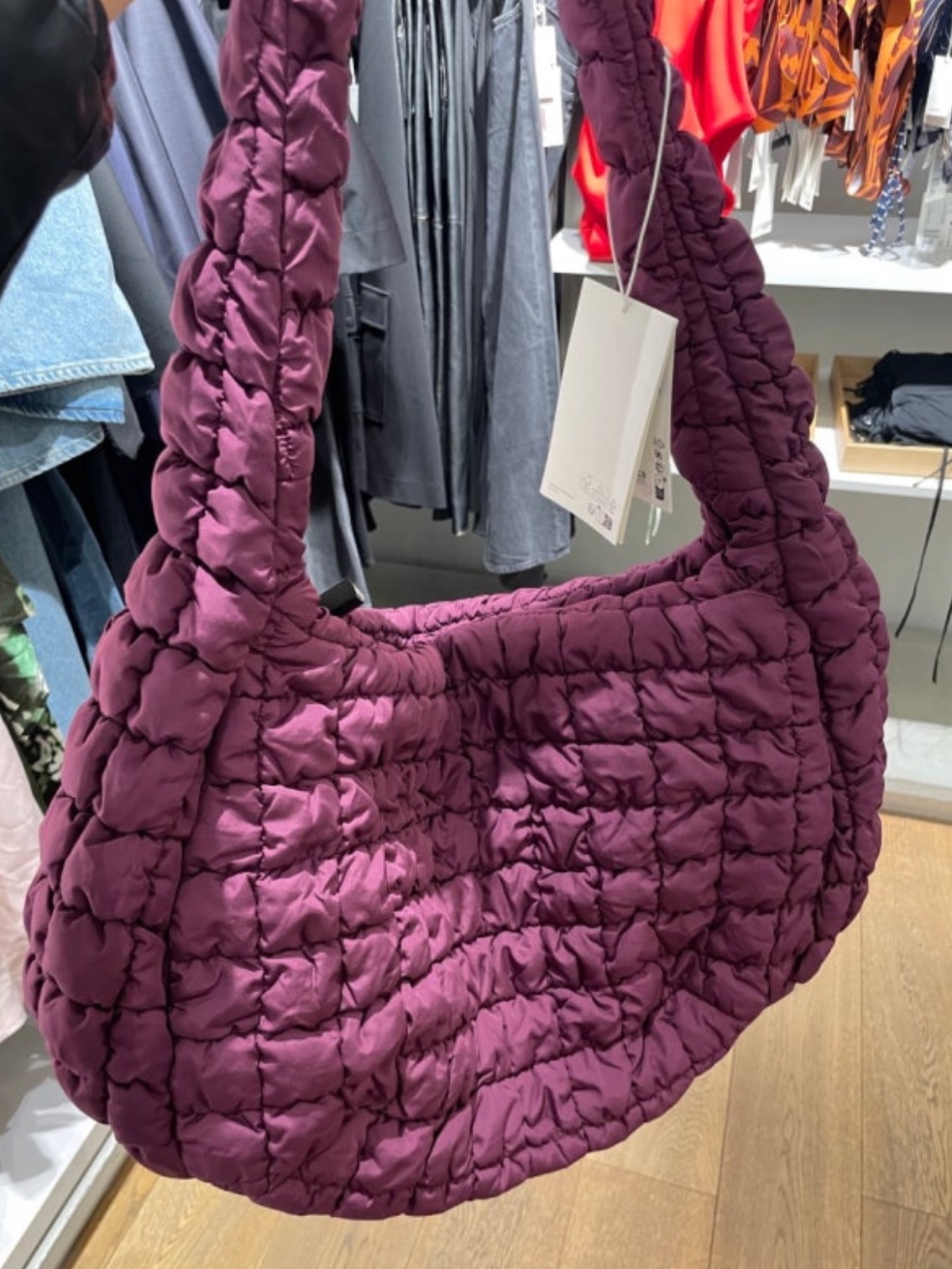 COS Quilted Oversized Shoulder Bag Burgundy 착용 스타일 - 1
