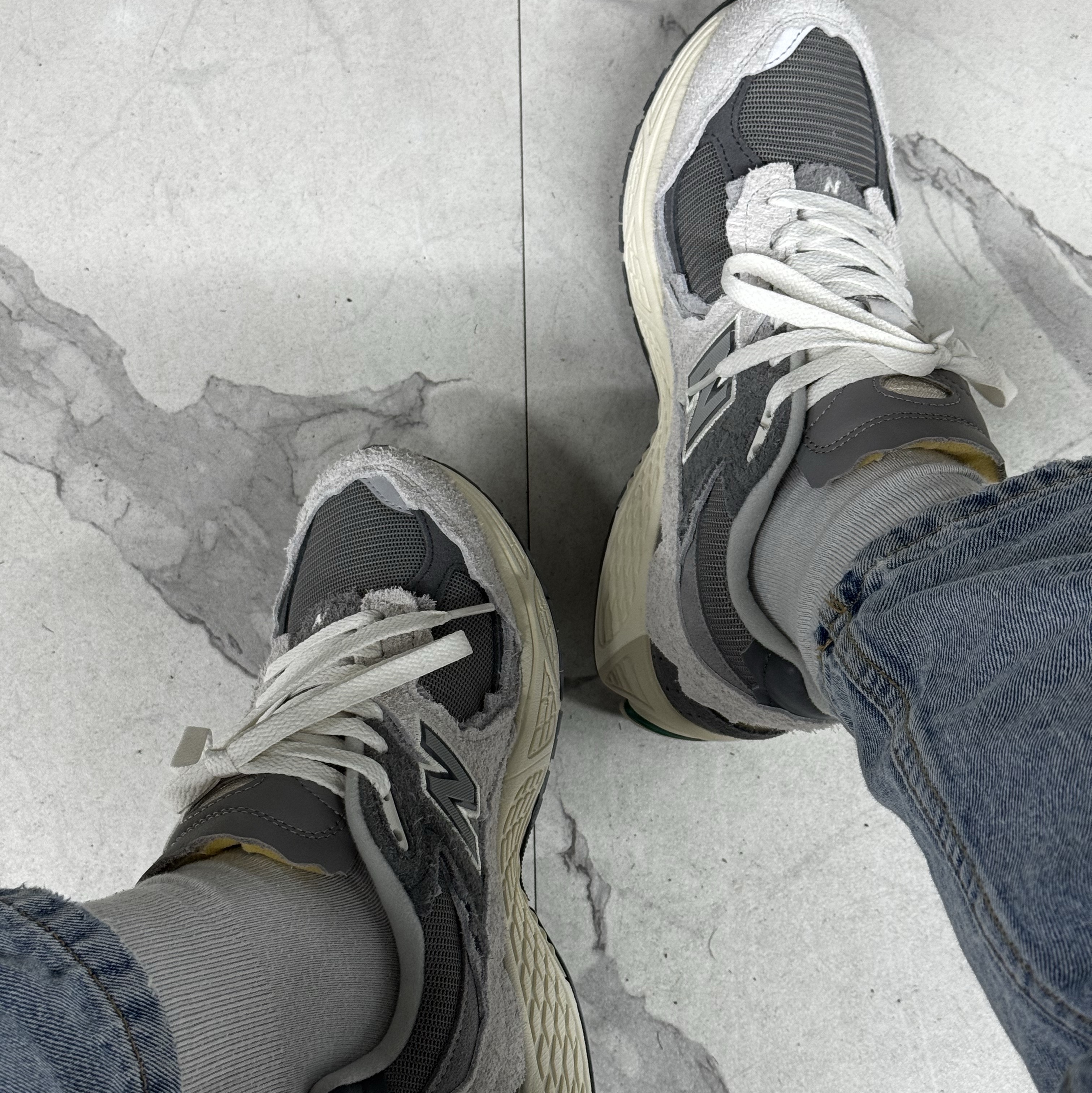 New Balance 2002R Protection Pack Rain Cloud 착용 스타일
