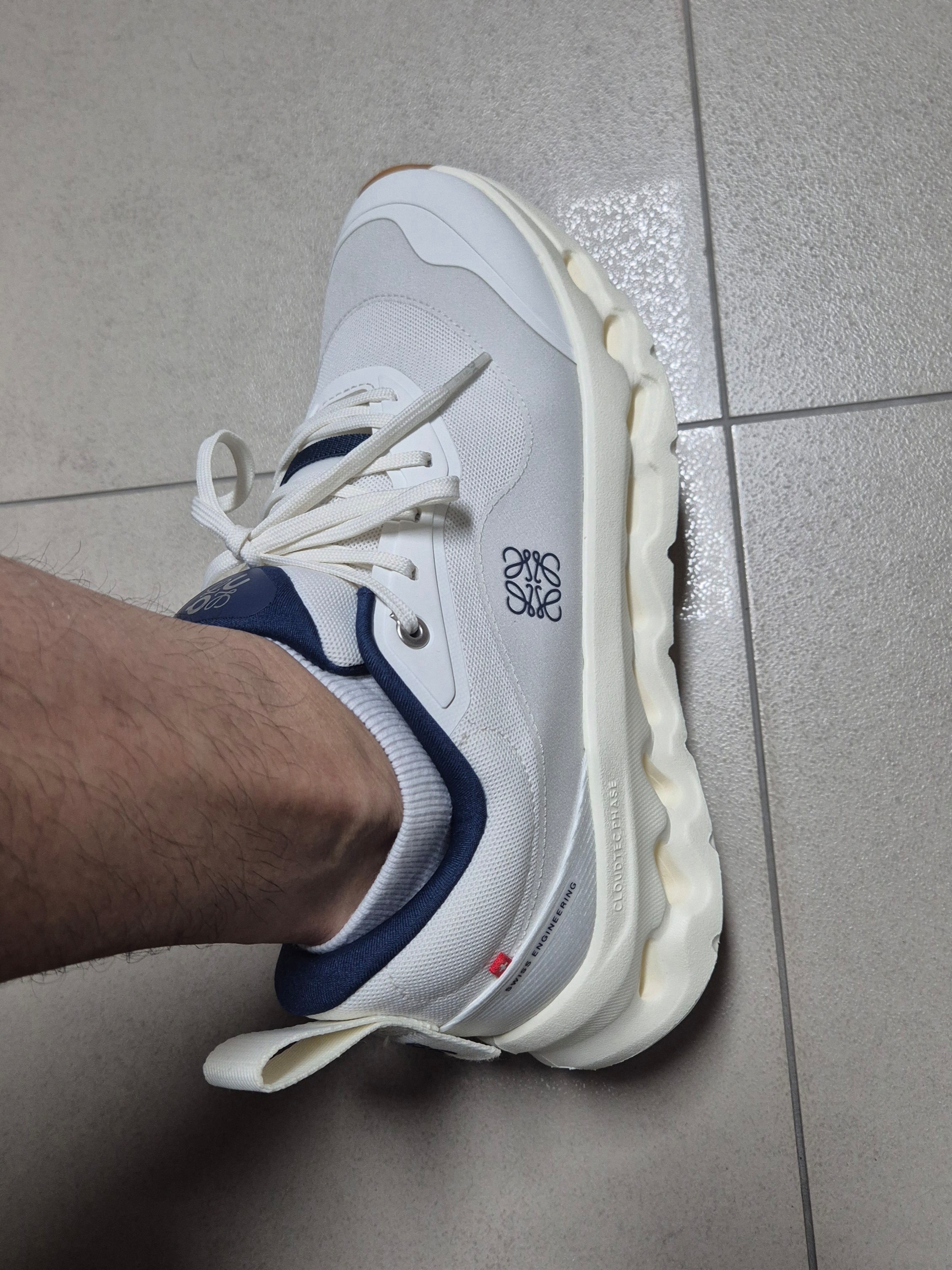 Loewe x On Running Cloudtilt 2.0 White Navy 착용 스타일 - 1
