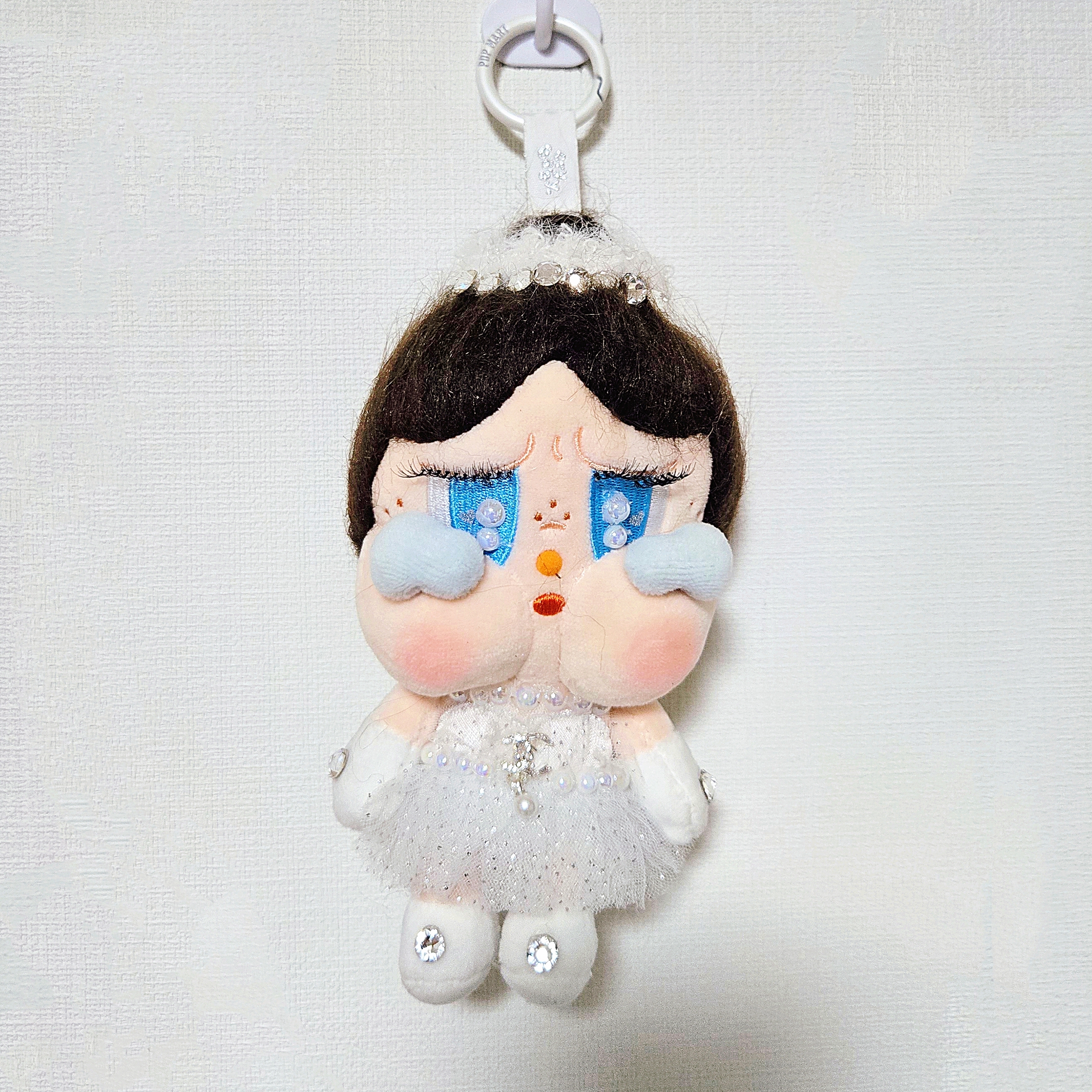 Pop Mart Crybaby Shiny Shiny Series Plush Pedant Blister Pack 착용 스타일