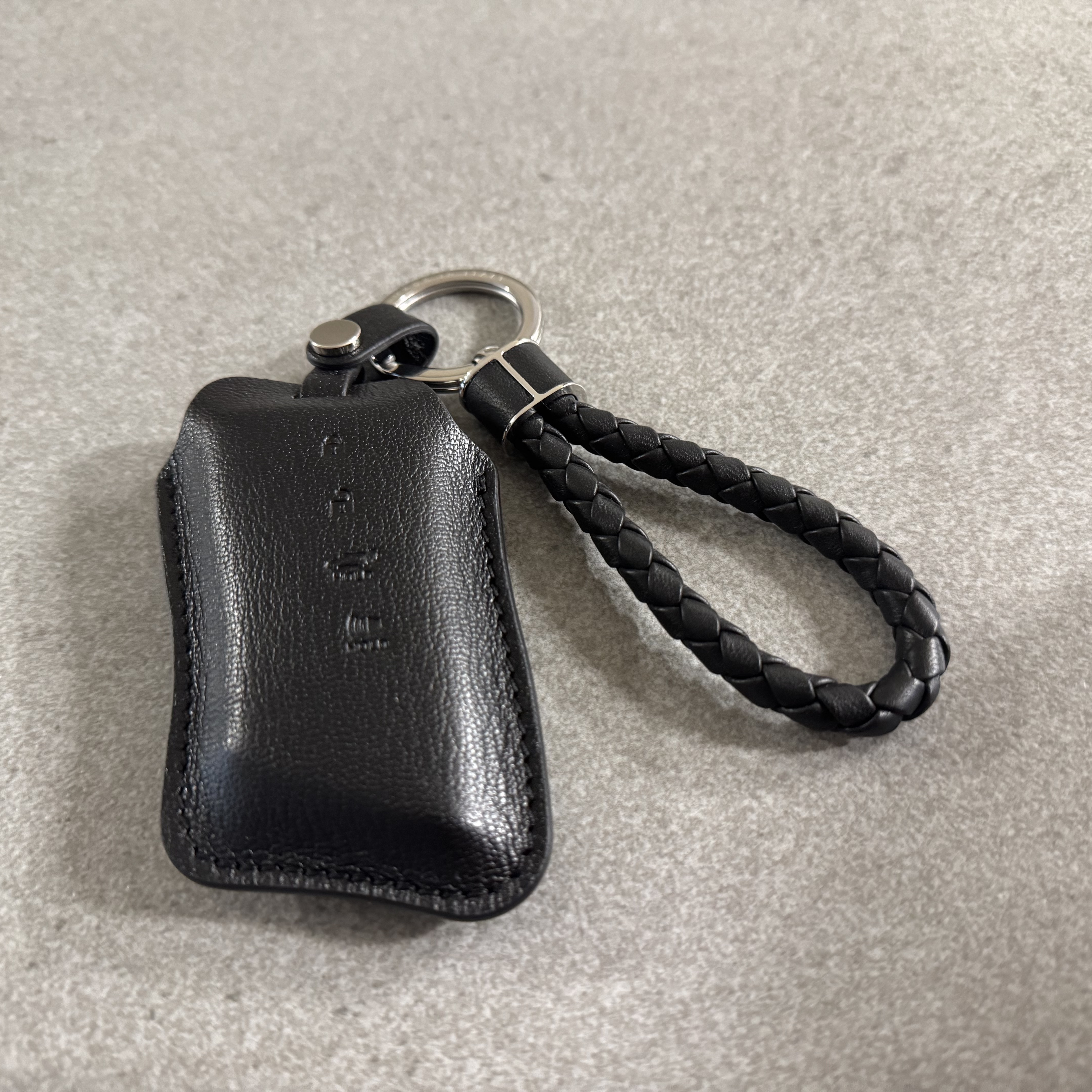 Bottega Veneta Intreccio Keyring Black 착용 스타일