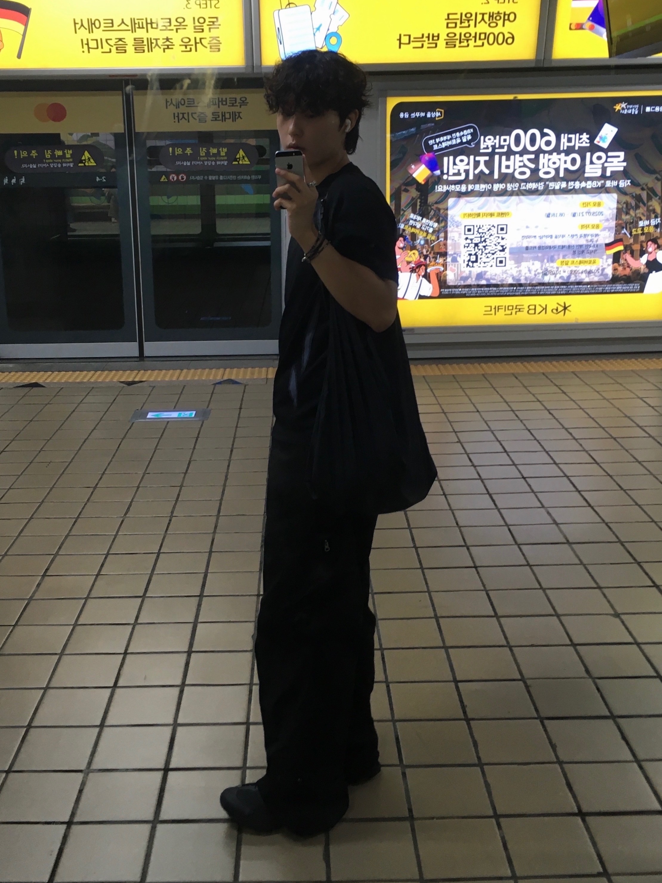 Sansan Gear Flowing Panel T-Shirt Black - 25SS, On Running x Post Archive Faction (Paf) Cloudventure Peak All Black 착용 스타일