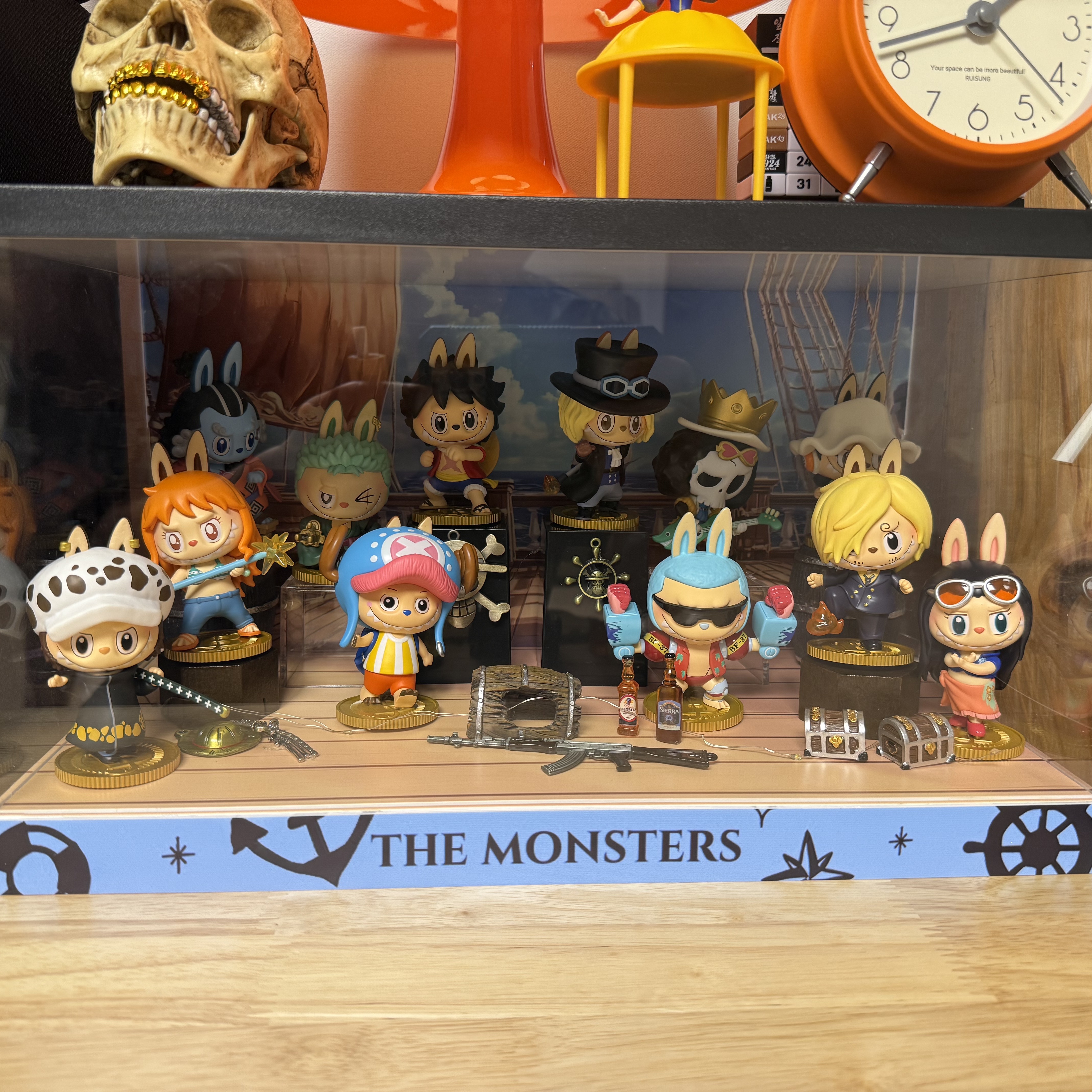 Pop Mart Labubu The Monsters x One Piece Series Figures Sealed Case (12 Blind Boxes) 착용 스타일