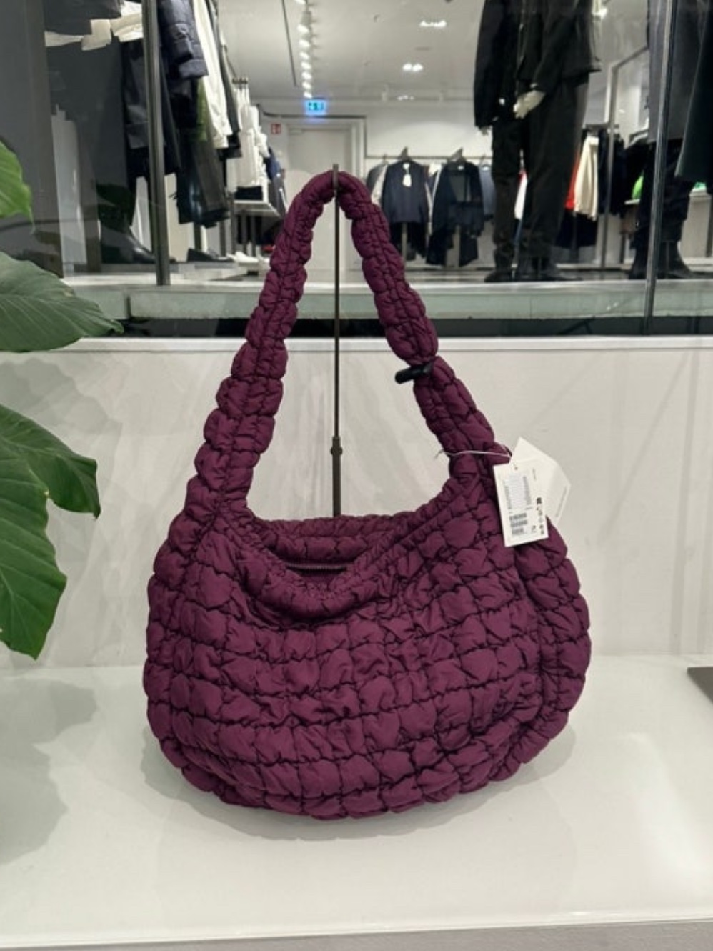 COS Quilted Oversized Shoulder Bag Burgundy 착용 스타일 - 5