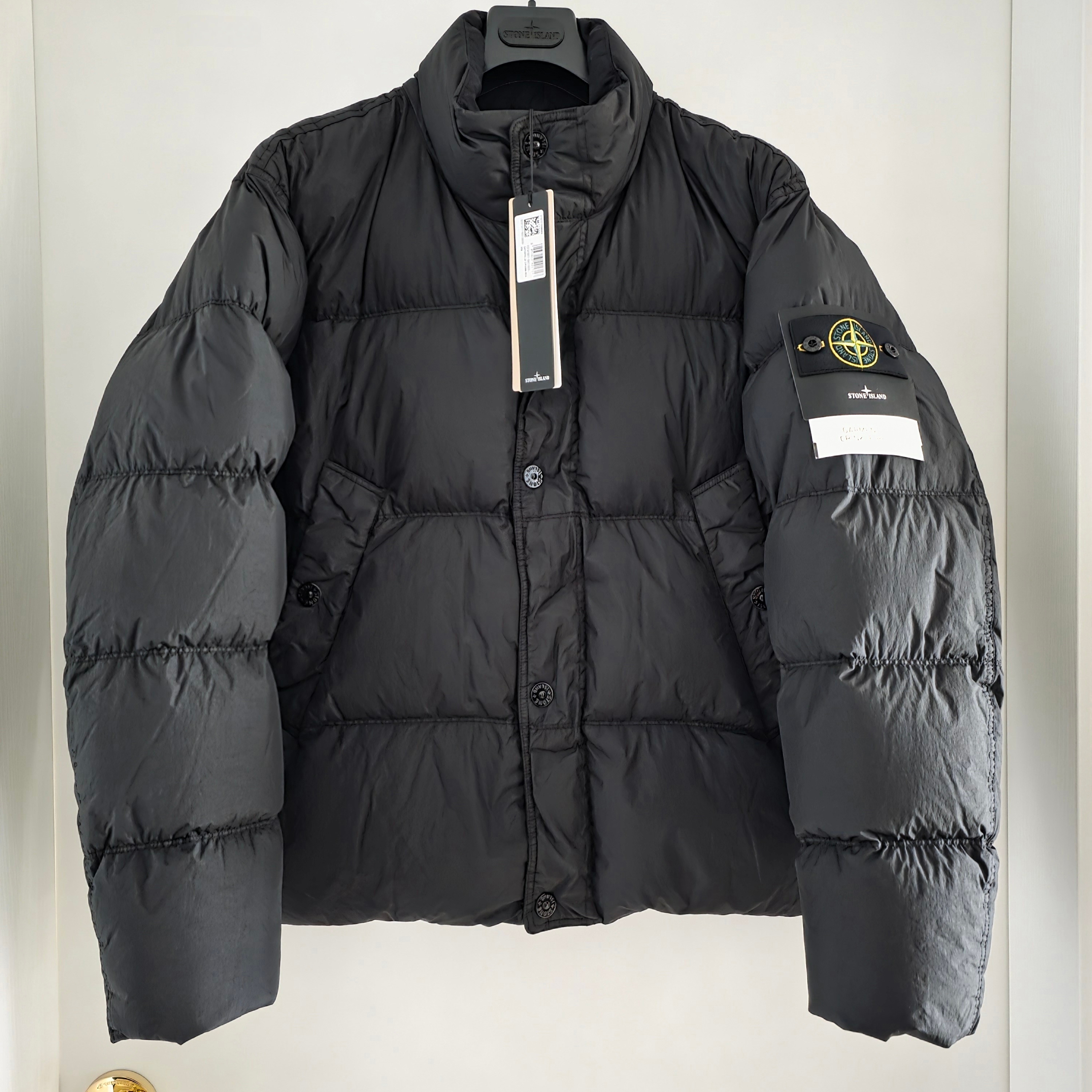 Stone Island 4100010 Crinkle Reps NY Recycled Nylon Down Jacket with Wind Resistant Black - 25FW 착용 스타일
