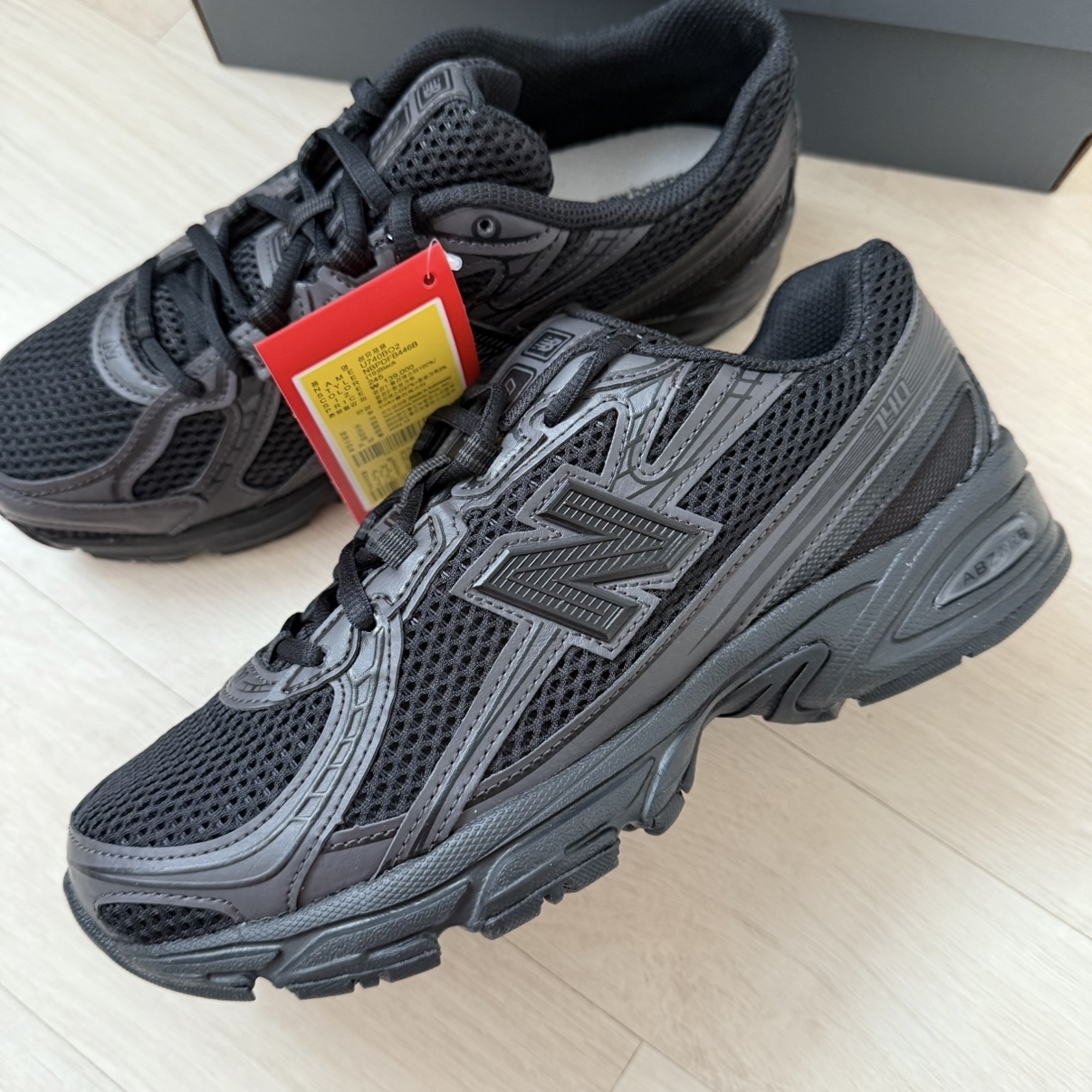 New Balance 740v2 Black Silver Metallic 착용 스타일