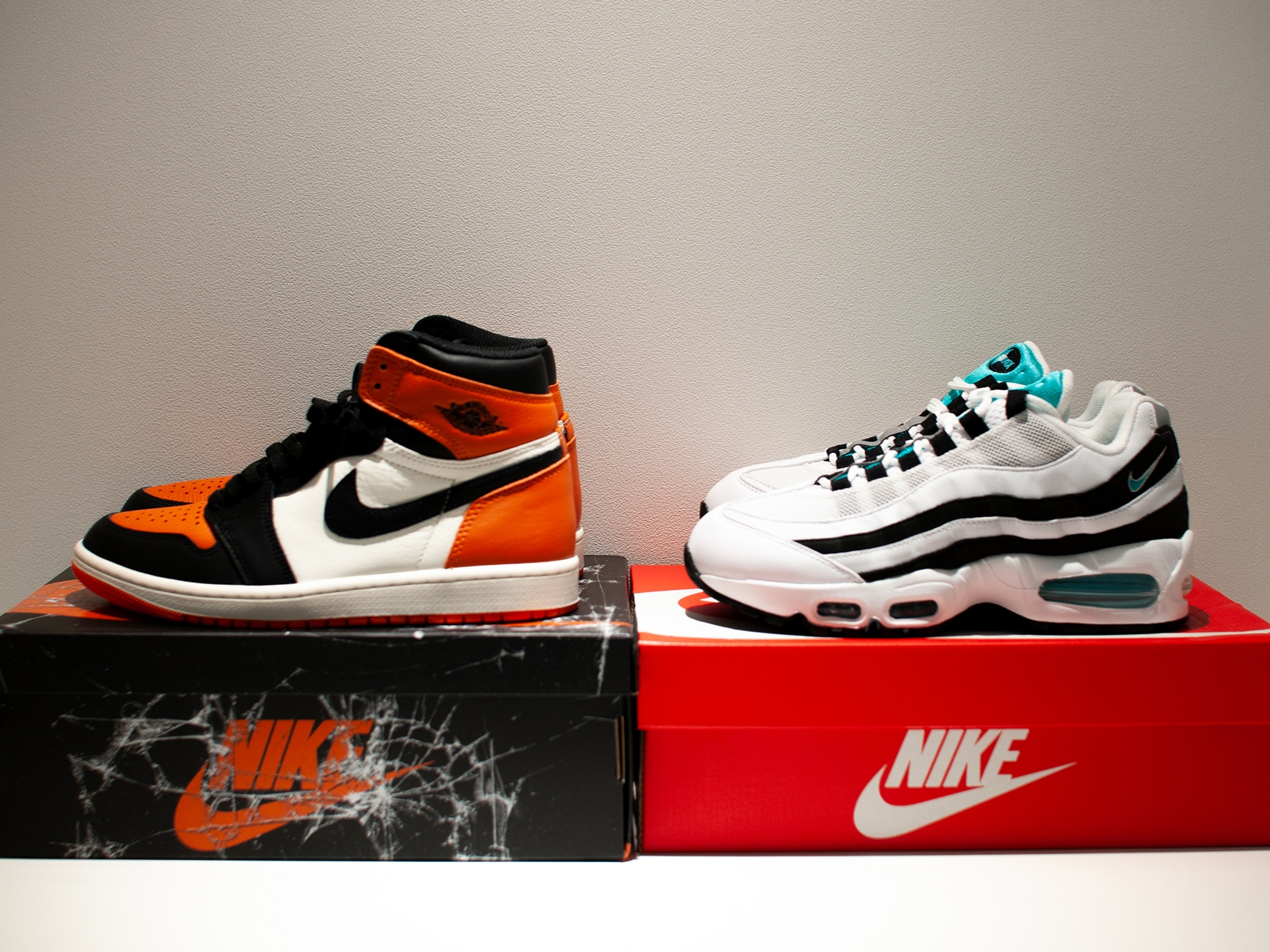 Jordan 1 Retro High OG Shattered Backboard, Nike Air Max 95 OG White and Black 착용 스타일