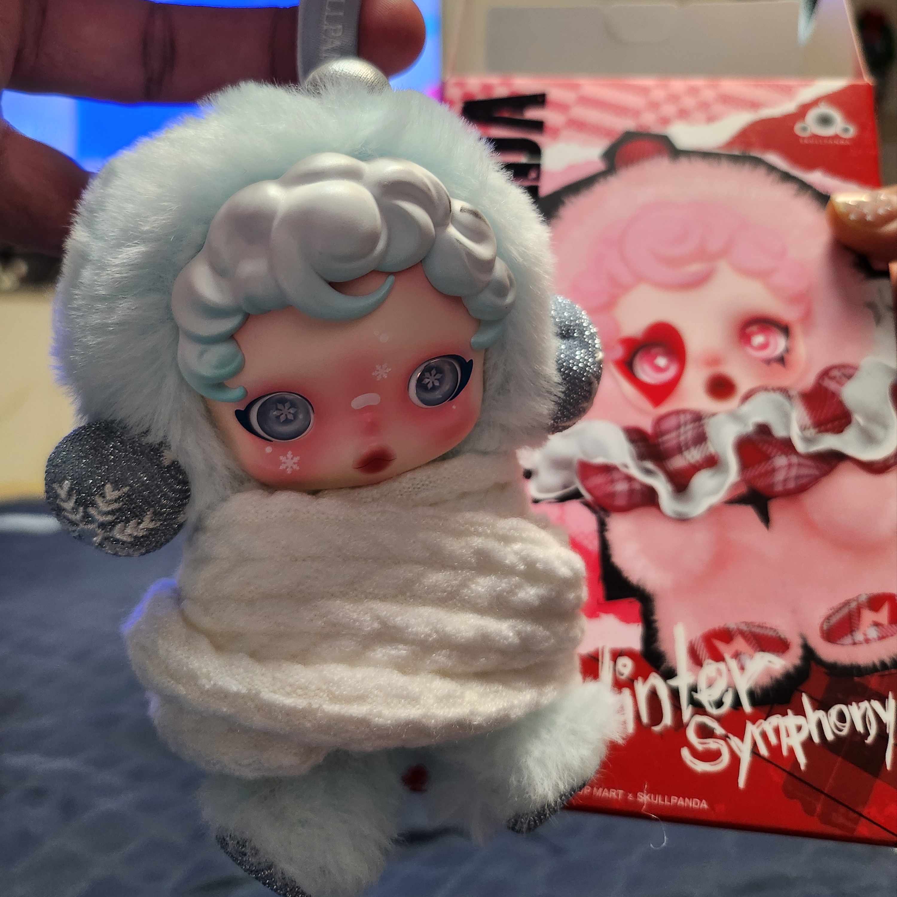 Pop Mart Skullpanda Winter Symphony Series Keyring Song of Snow (Opened Case) 착용 스타일