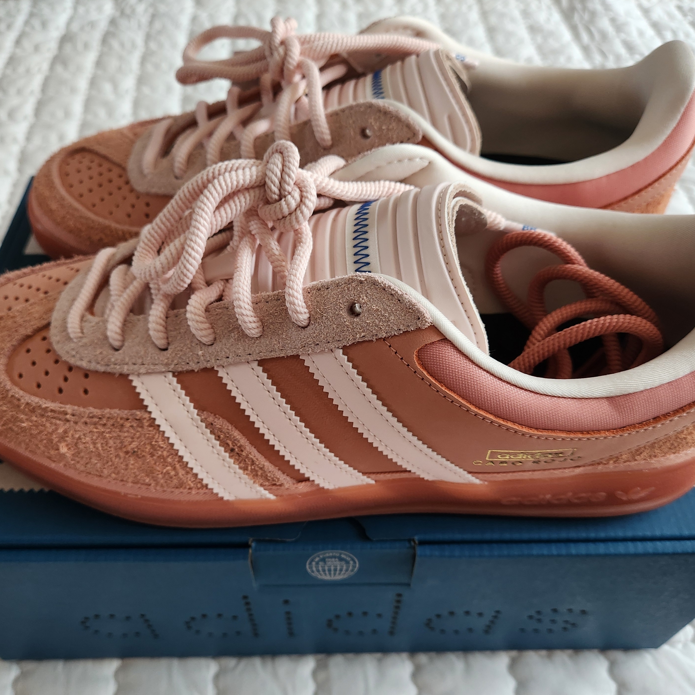 Adidas x Bad Bunny Gazelle Indoor Wonder Clay Wonder Quartz 착용 스타일 - 4