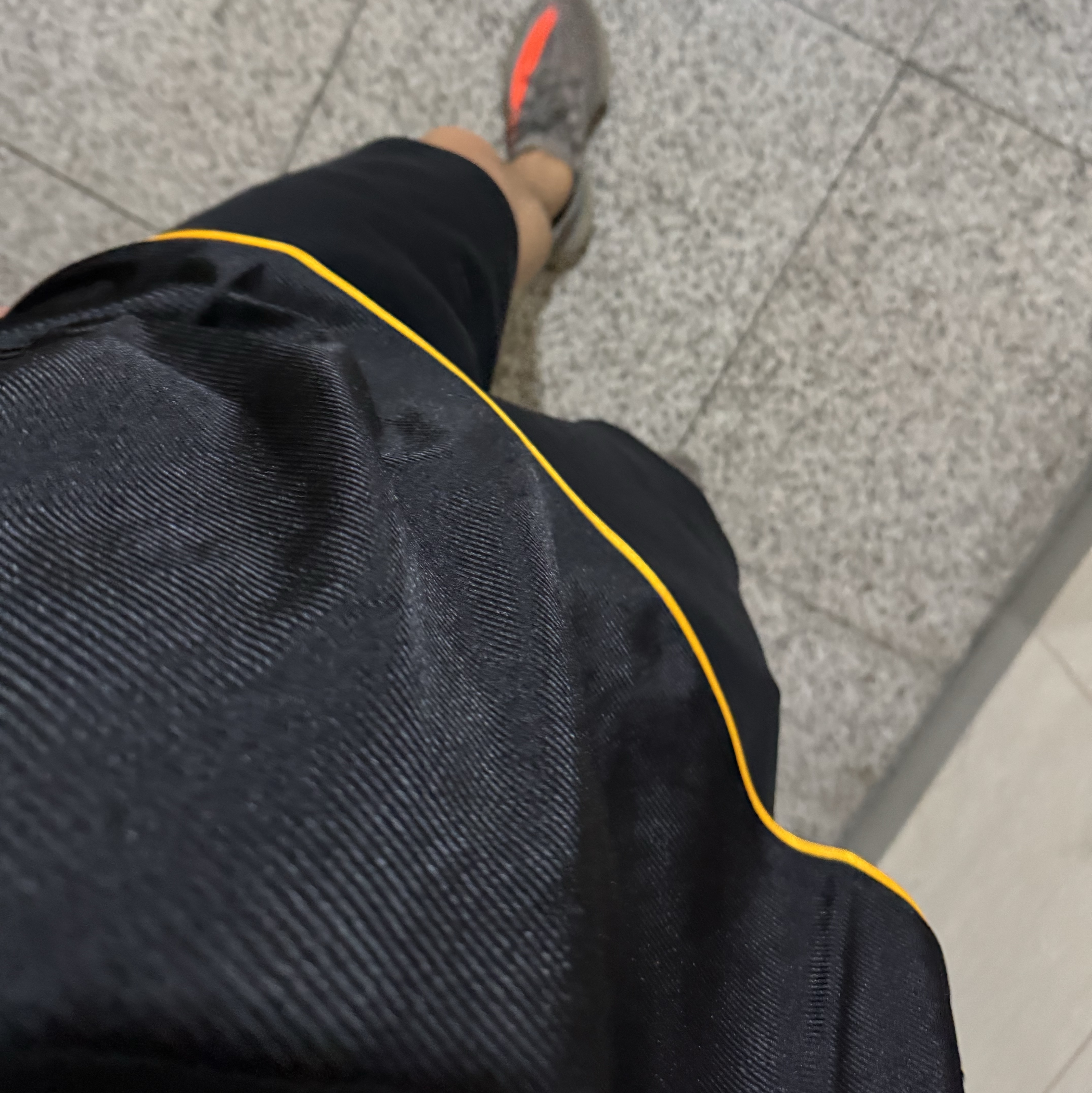 Adidas Yeezy Boost 350 V2 Beluga - Reflective, Adidas Real Madrid 99/00 Away Jersey Black - US Sizing (Non Marking Ver.) 착용 스타일