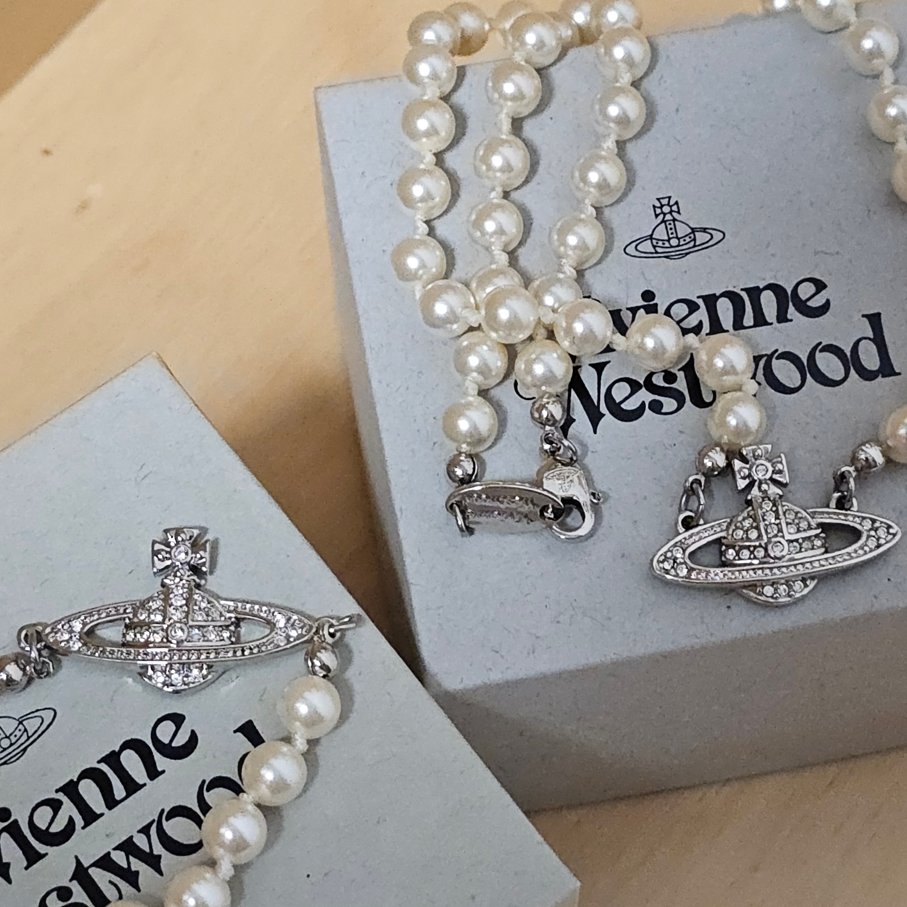 Vivienne Westwood Mini Bas Relief Bracelet Silver, Vivienne Westwood Mini Bas Relief Choker Silver 착용 스타일 - 1