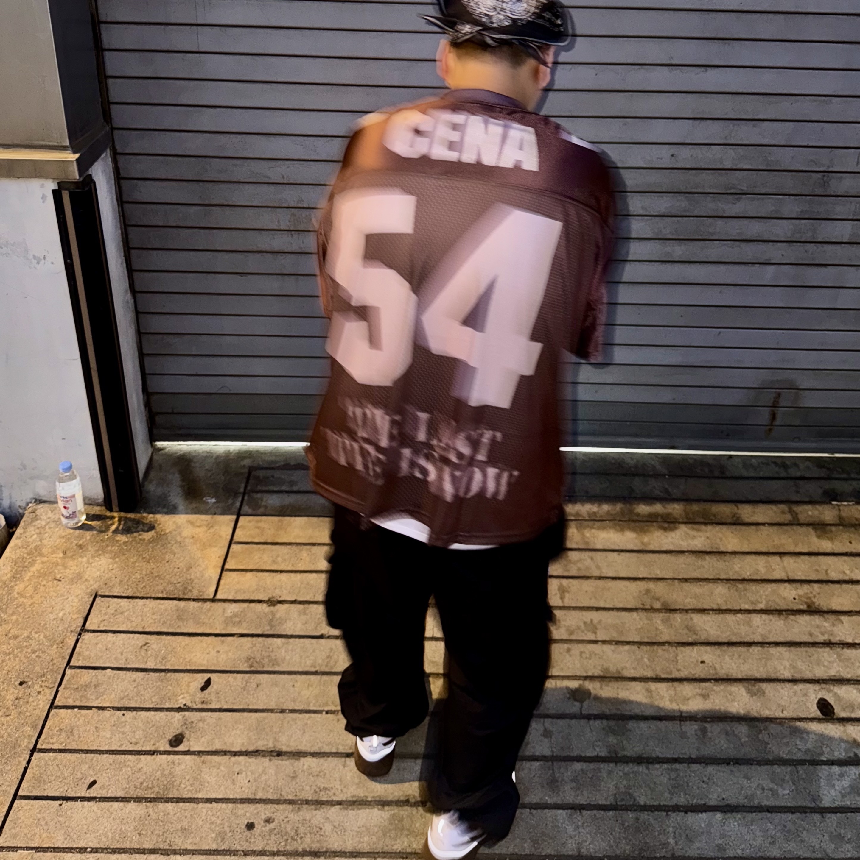 Travis Scott Cactus Jack x WWE Last Time Jersey John Cena T-Shirt Brown, Nike x Travis Scott Zoom Field Jaxx White and Light Chocolate 착용 스타일 - 2