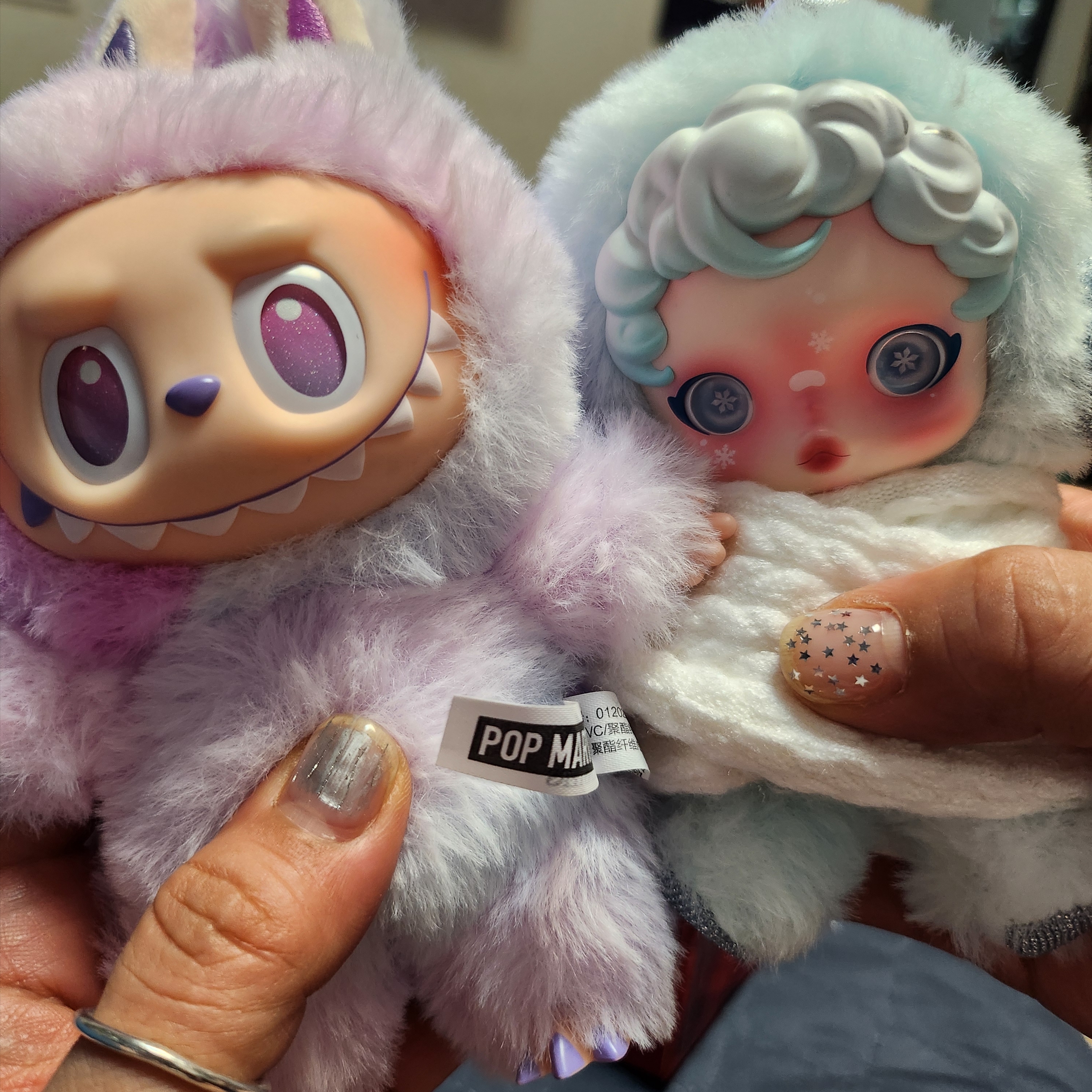Pop Mart Labubu The Monsters Highlight Series Luck Keyring (Opened Case), Pop Mart Skullpanda Winter Symphony Series Keyring Song of Snow (Opened Case) 착용 스타일