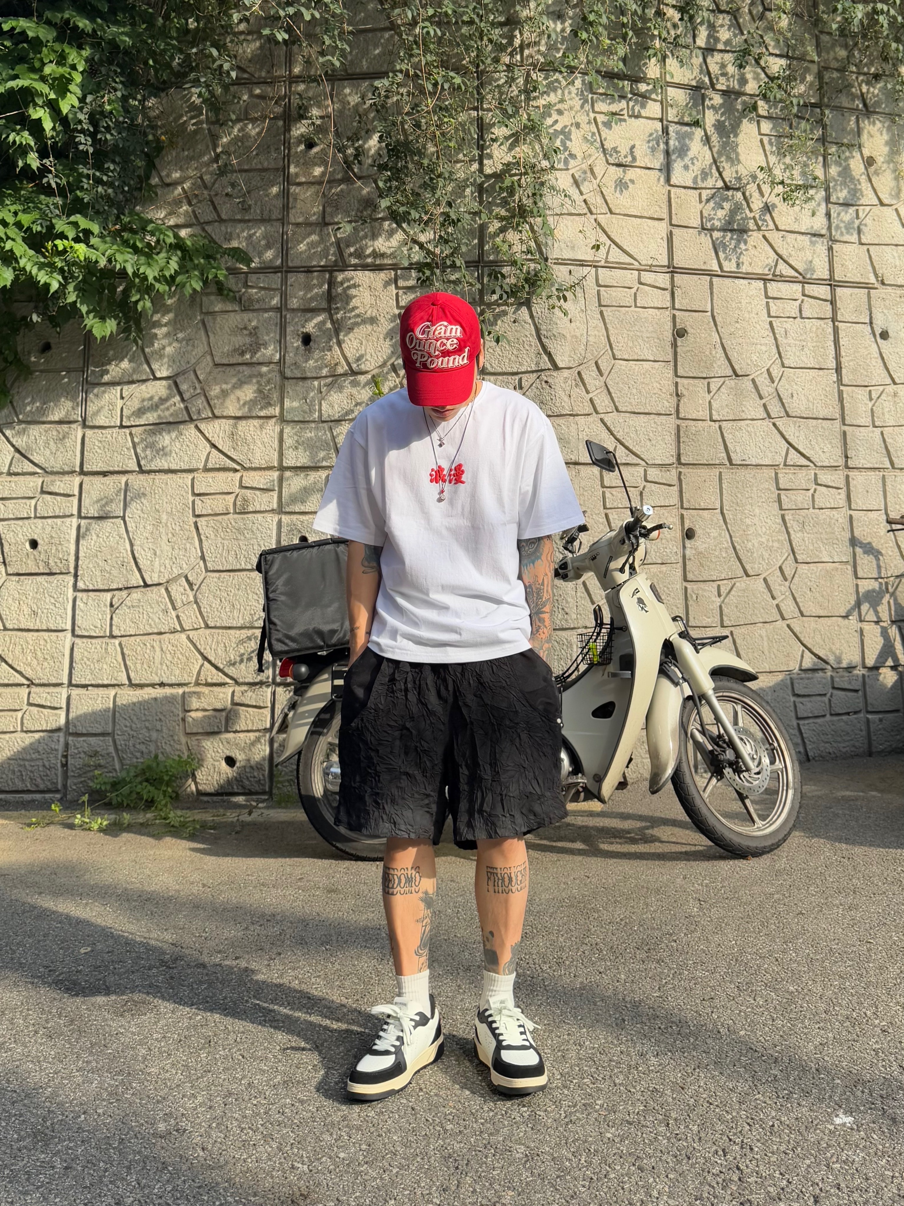 Wapworks Crease Baggy Shorts 착용 스타일 - 2