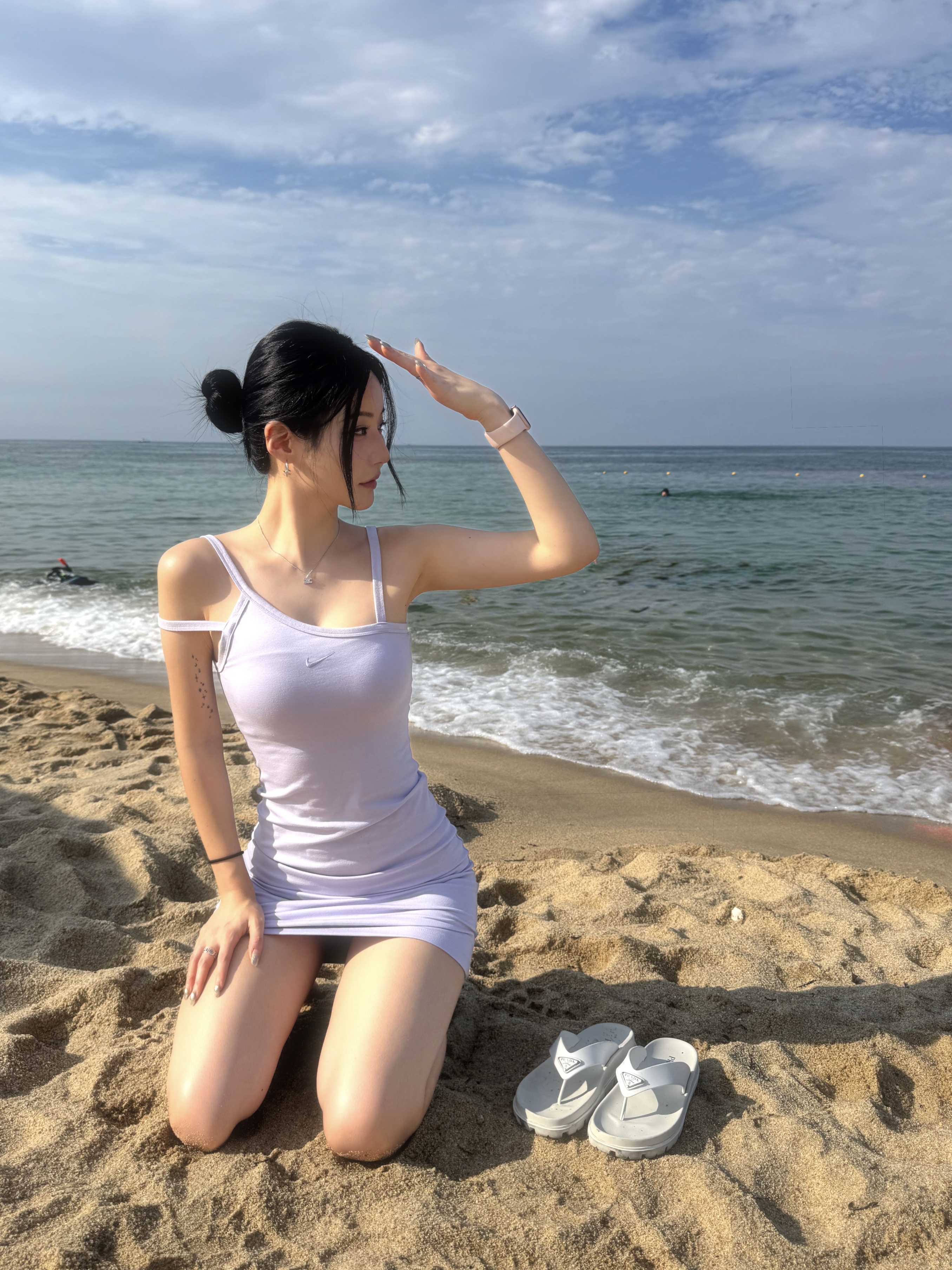 (W) Prada Rubber Thong Sandals White 착용 스타일