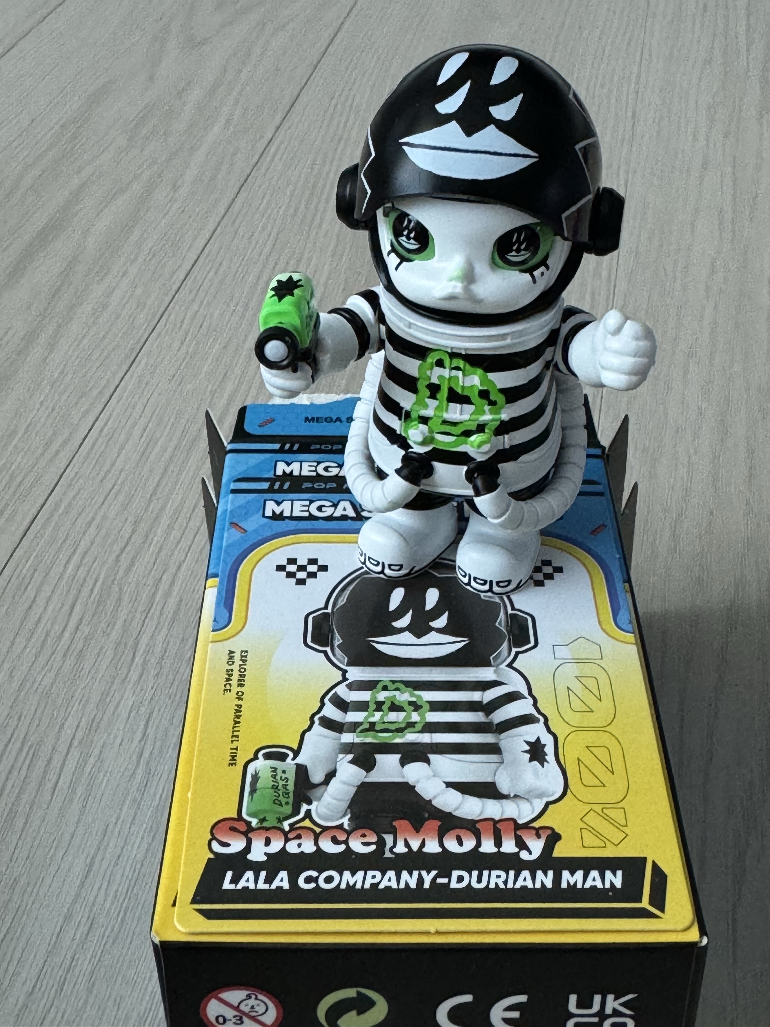 Pop Mart Mega Space Molly 100% Series4 Lalacompany - Durianman (Opened Case) 착용 스타일