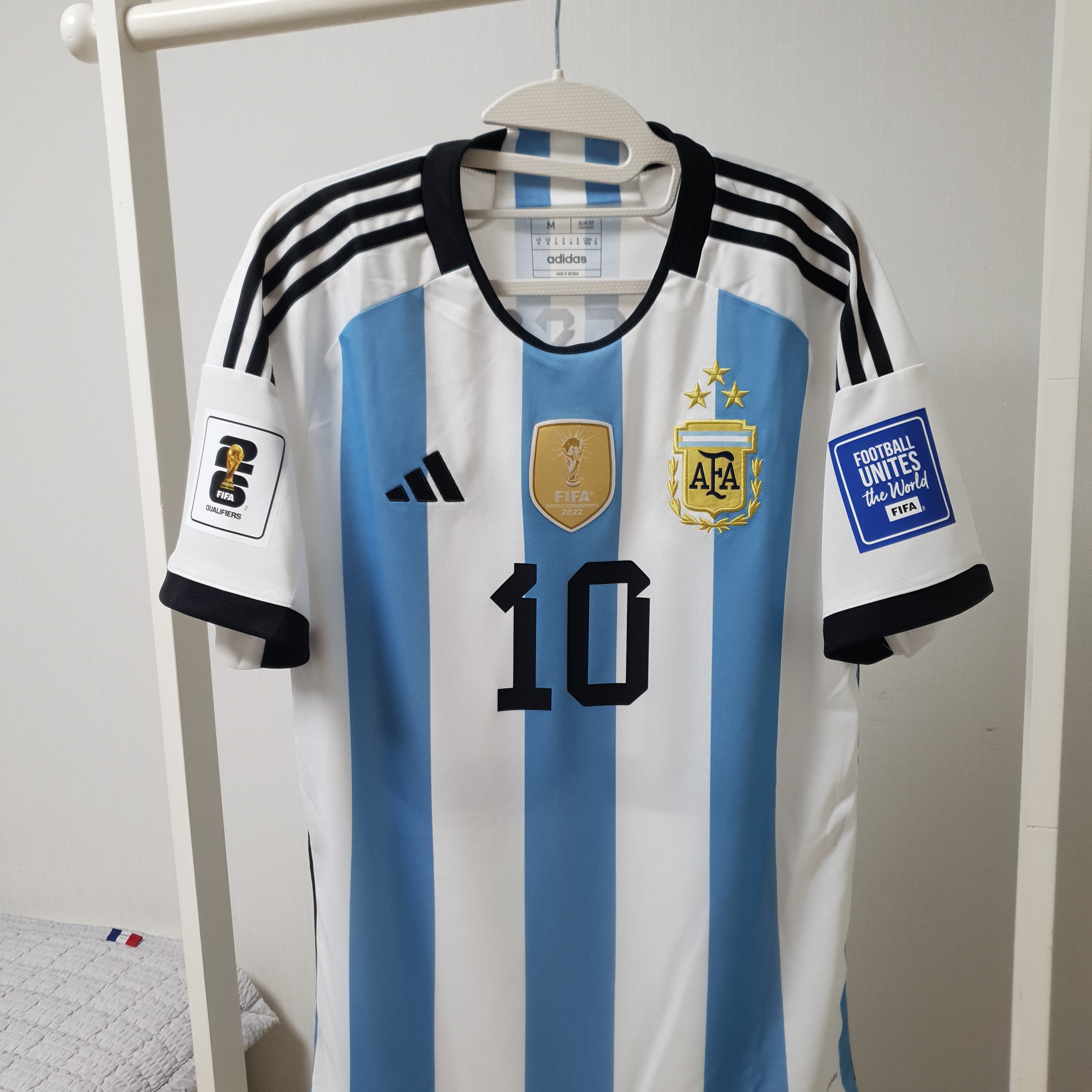 Adidas Argentina Home Jersey 2022 Winners 3-Star White Light Blue - US Sizing (Non Marking Ver.) 착용 스타일 - 1