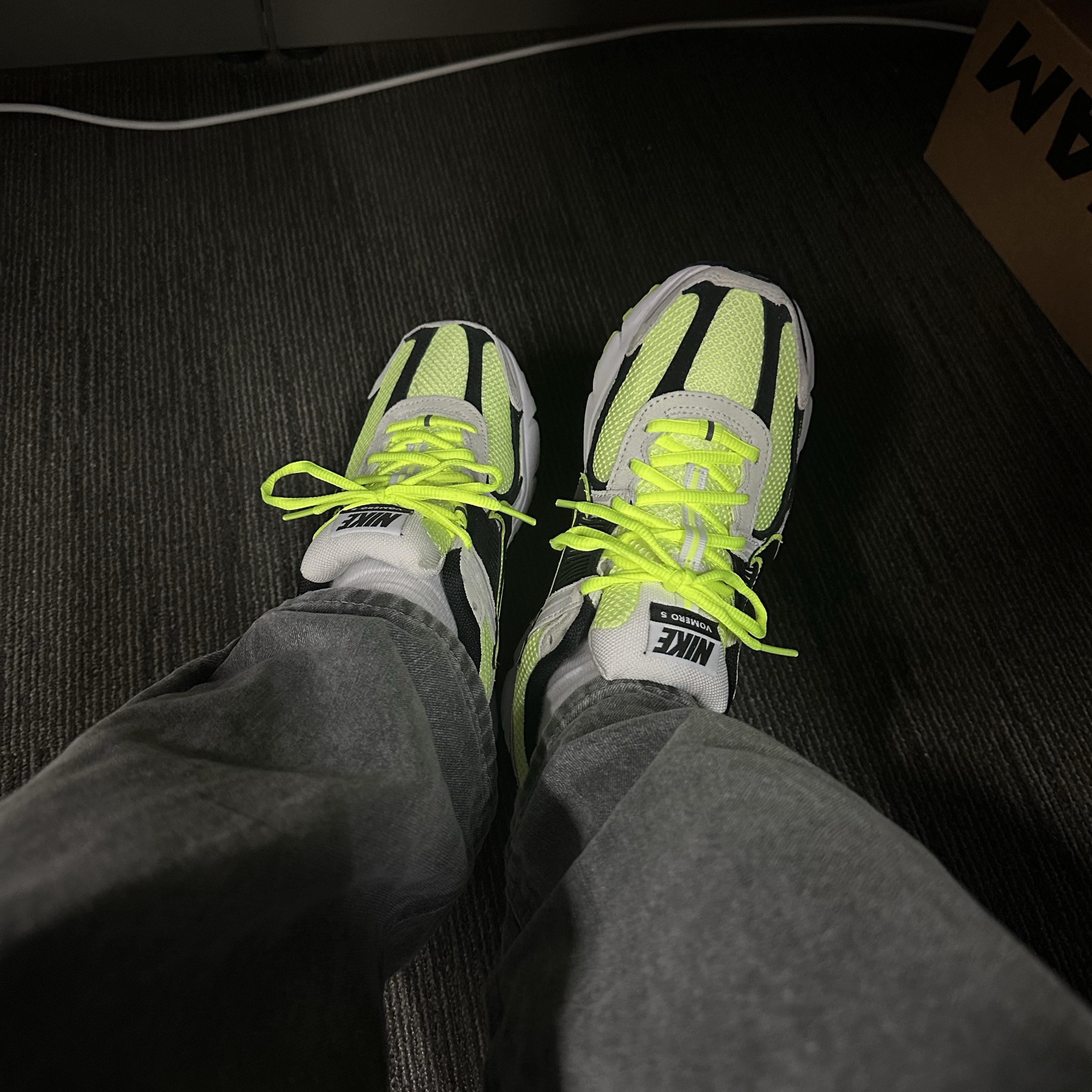 Nike Zoom Vomero 5 Volt Metallic Platinum 착용 스타일