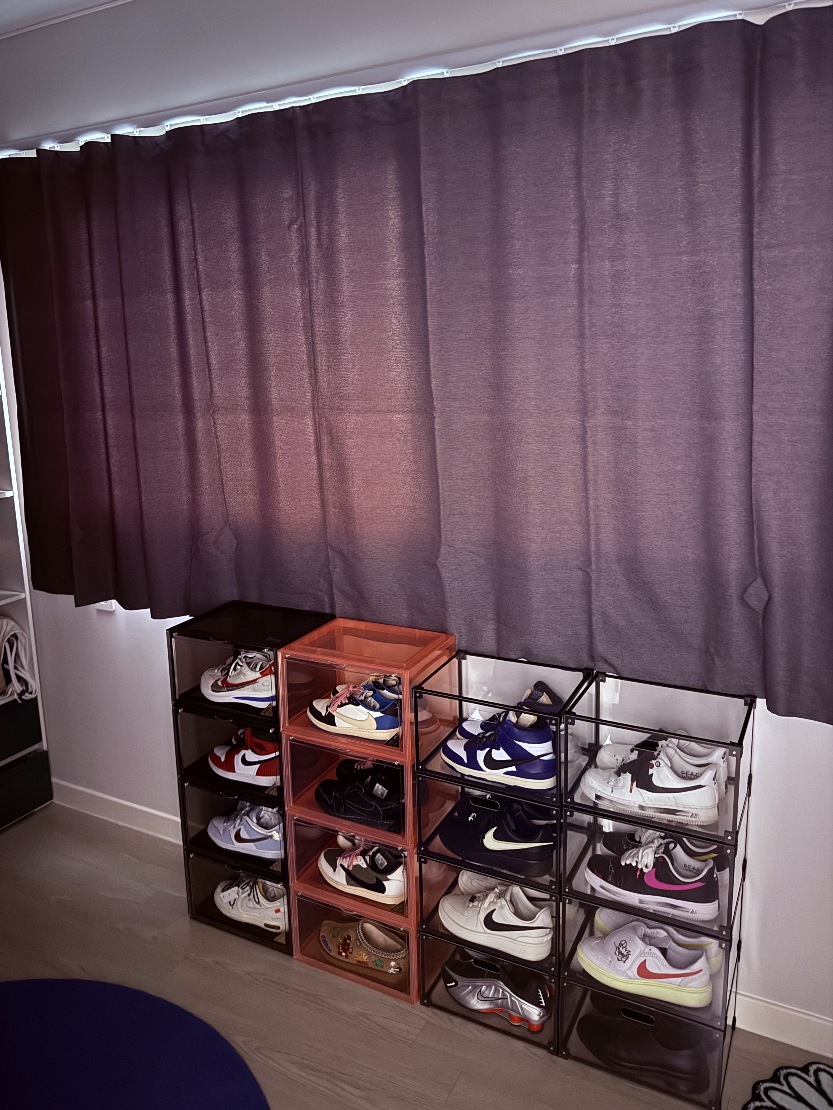 LG Styler Objet Collection Shoecare Essence White, Jordan 1 x Travis Scott x Fragment Retro Low OG SP Military Blue 착용 스타일 - 2