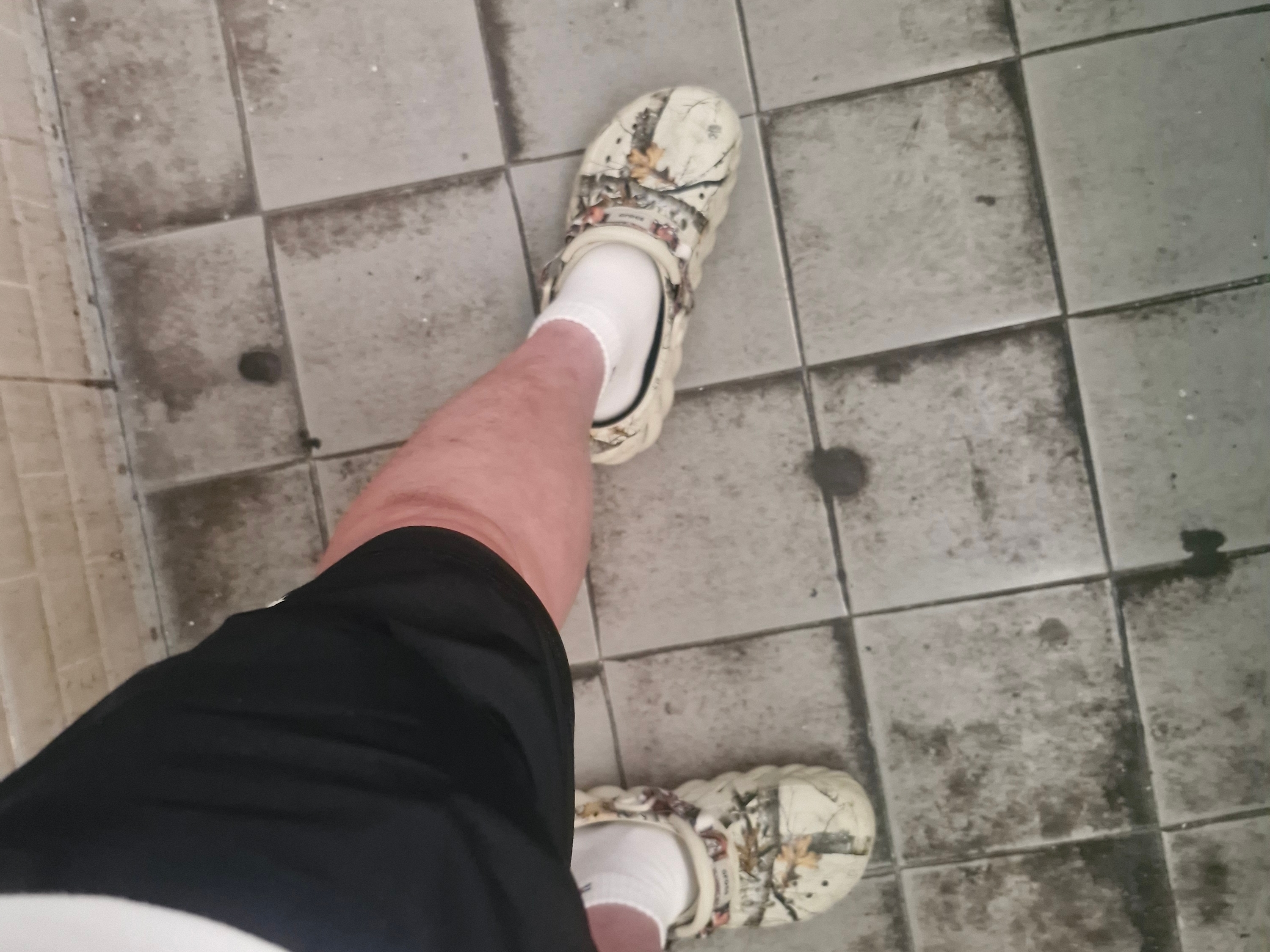 Crocs Echo Clog Real Tree Bone 착용 스타일