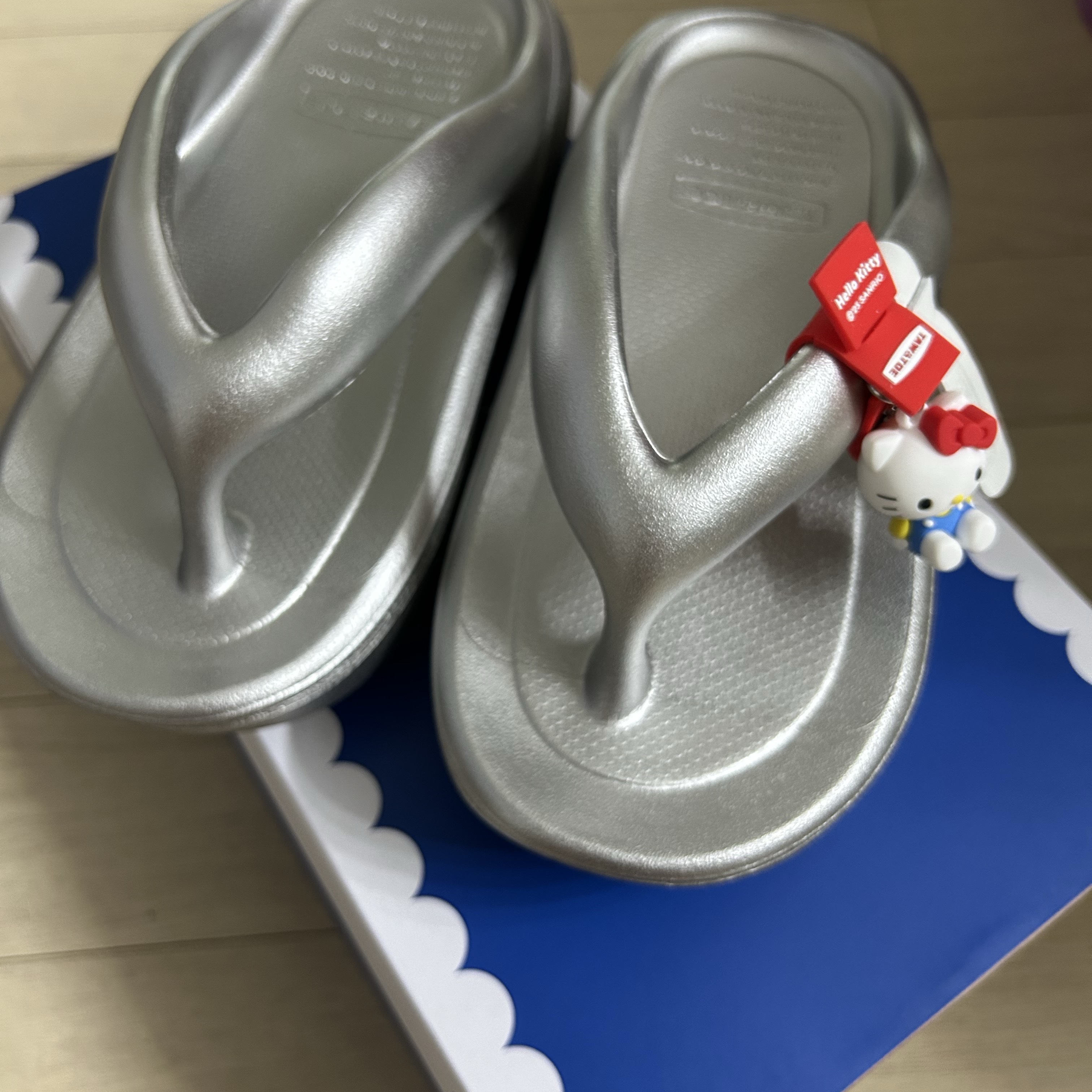 (W) Taw&Toe x Sanrio Flip Flop Zerovity Plumpy Hello Kitty Charm Tag Set Silver 착용 스타일