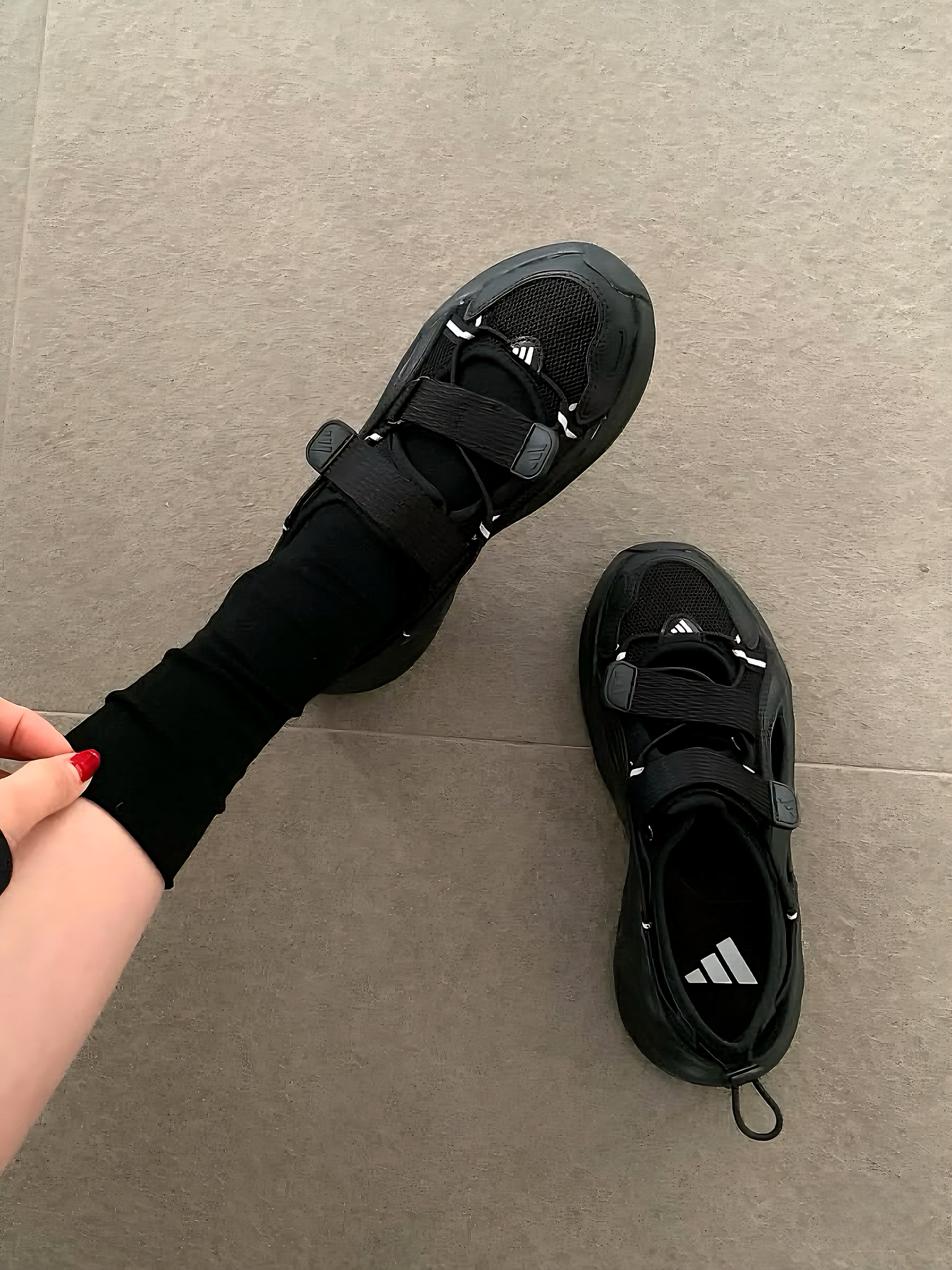 (W) Adidas Ozwave Sandal Core Black Silver Metallic 착용 스타일
