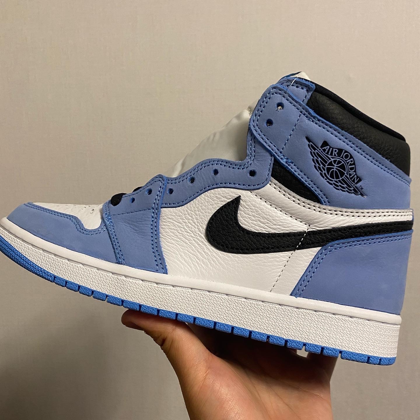 Jordan 1 Retro High OG University Blue 착용 스타일 - 1