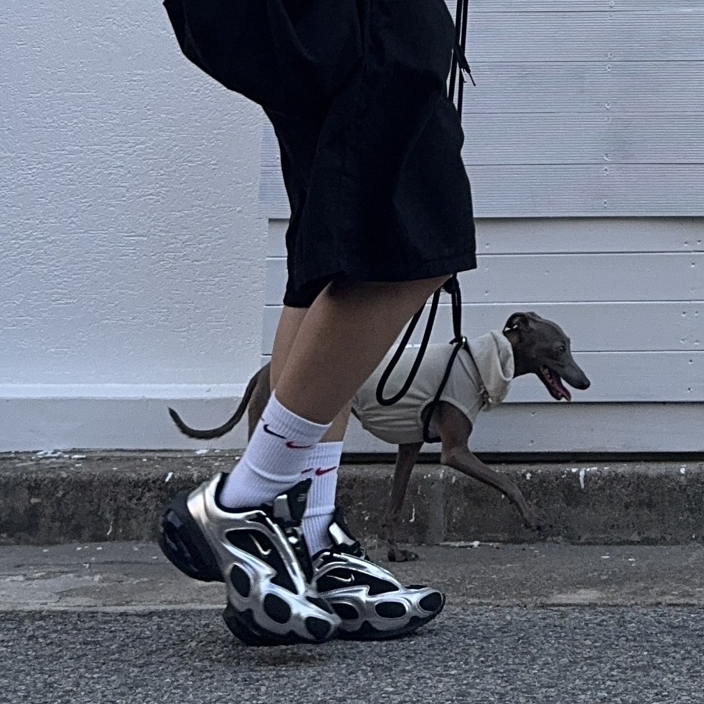 (W) Nike Air Max Muse Black and Metallic Silver 착용 스타일 - 2
