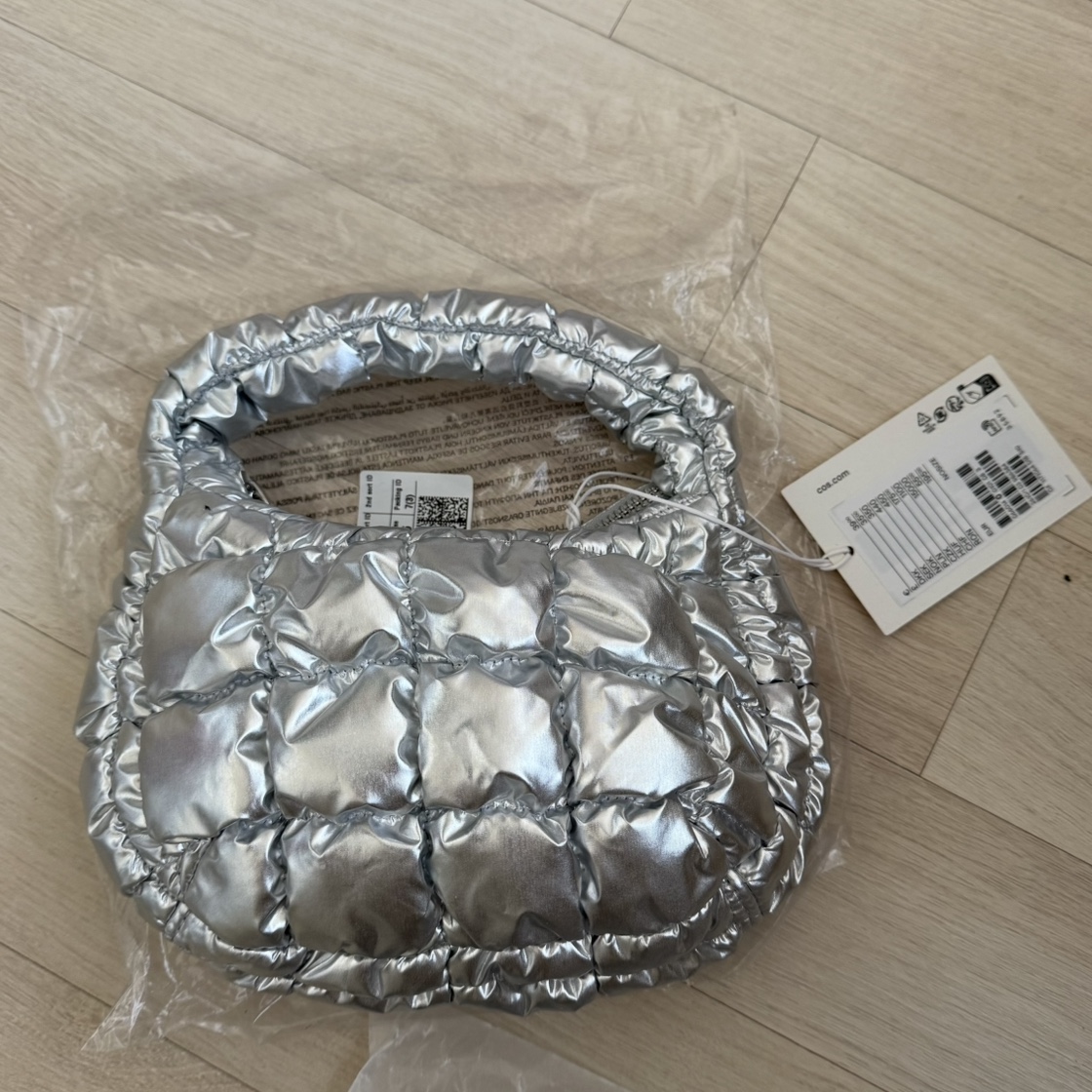 COS Quilted Micro Bag Silver 착용 스타일