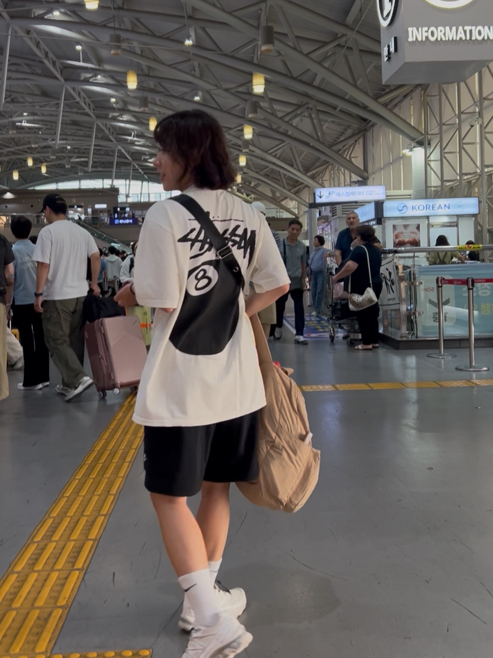 Stussy 8 Ball Pigment Dyed T-Shirt Natural, Nike NSW Club French Terry Cargo Shorts Black - Asia 착용 스타일 - 1