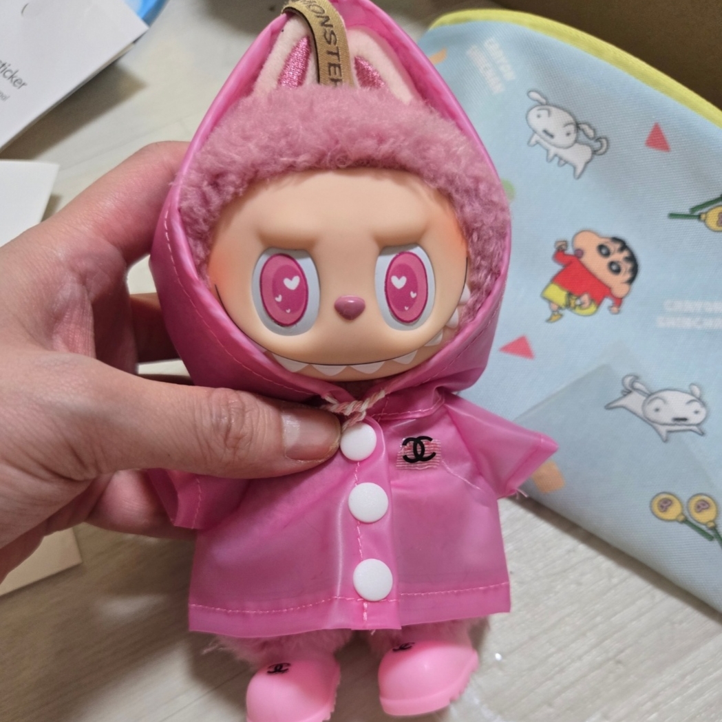 Pop Mart Labubu The Monsters Labubu Tasty Macarons Series Lyche Berry Keyring 착용 스타일