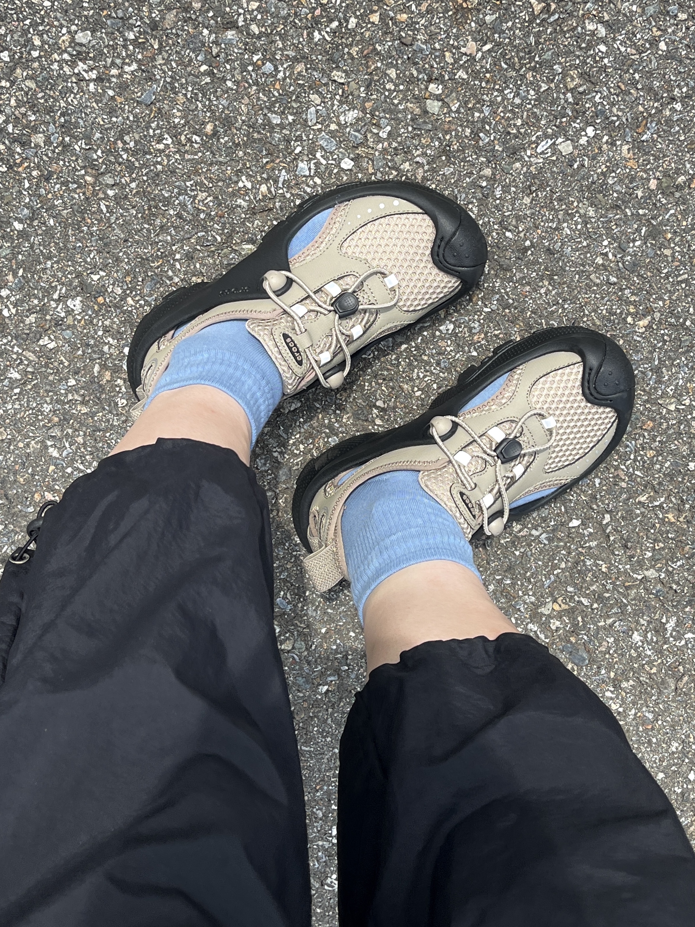 Crocs Trail Break 2 Clay 착용 스타일 - 2