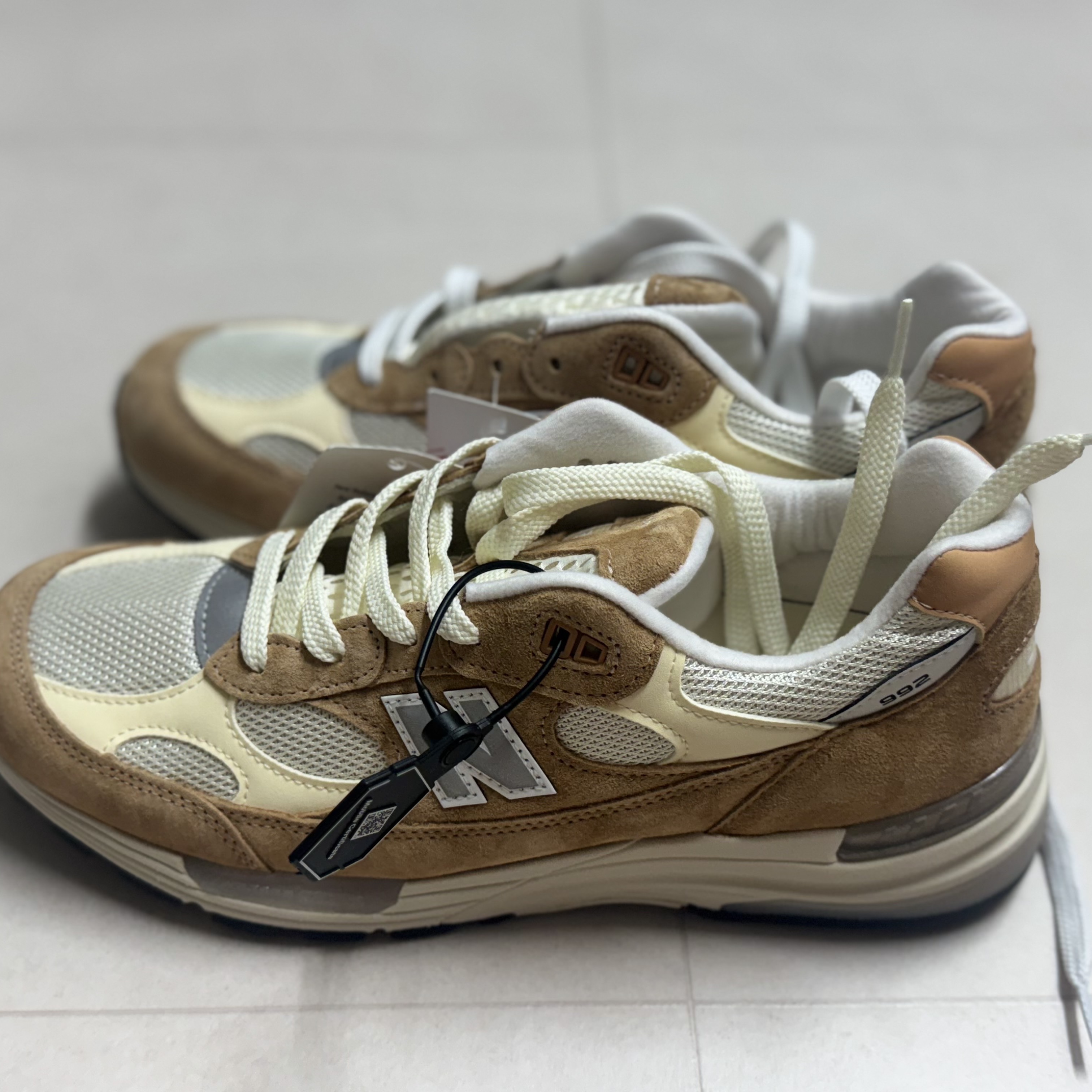 New Balance 992 Made in USA Sweet Caramel Calcium 착용 스타일
