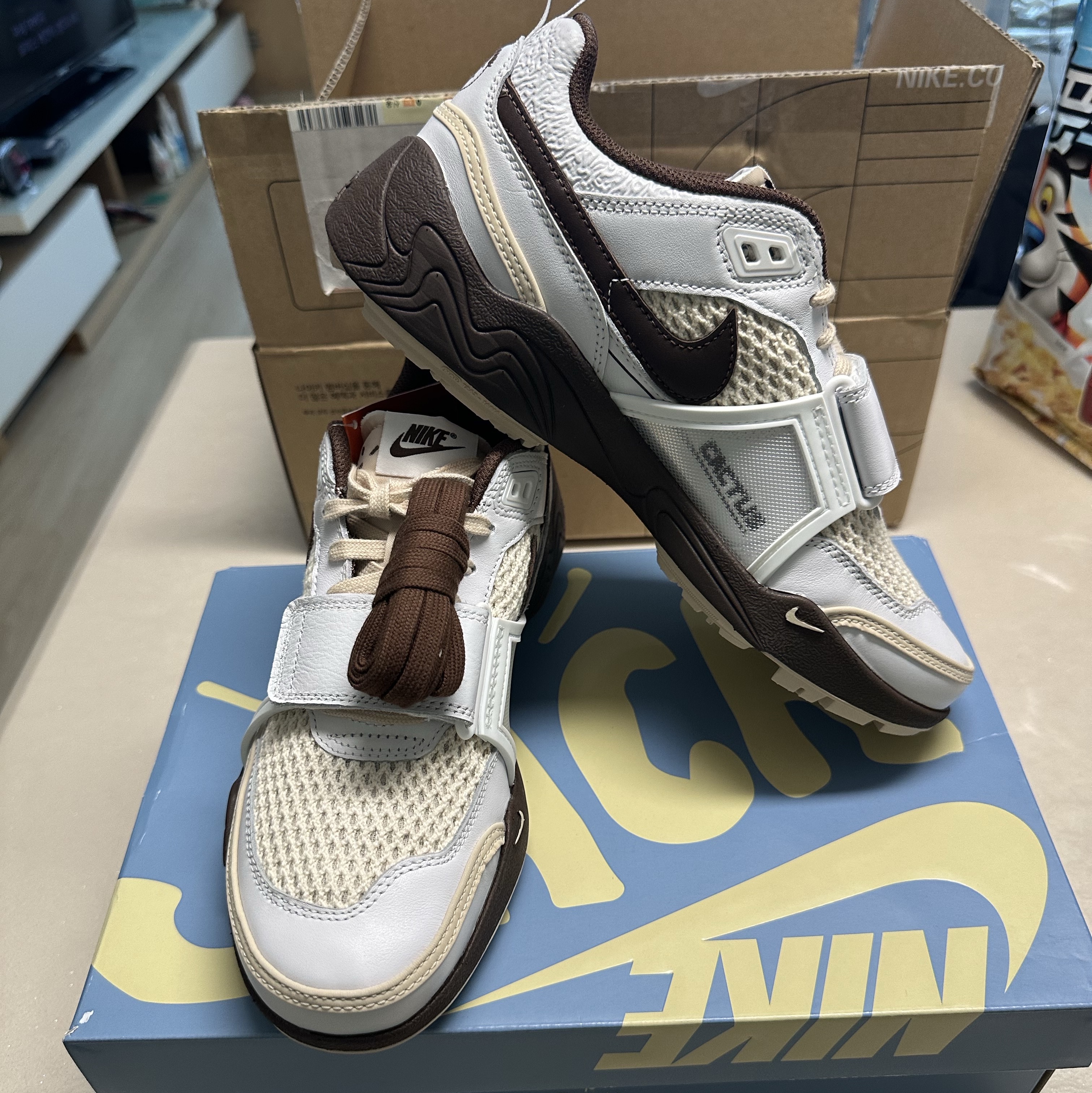 Nike x Travis Scott Zoom Field Jaxx White and Light Chocolate 착용 스타일 - 2