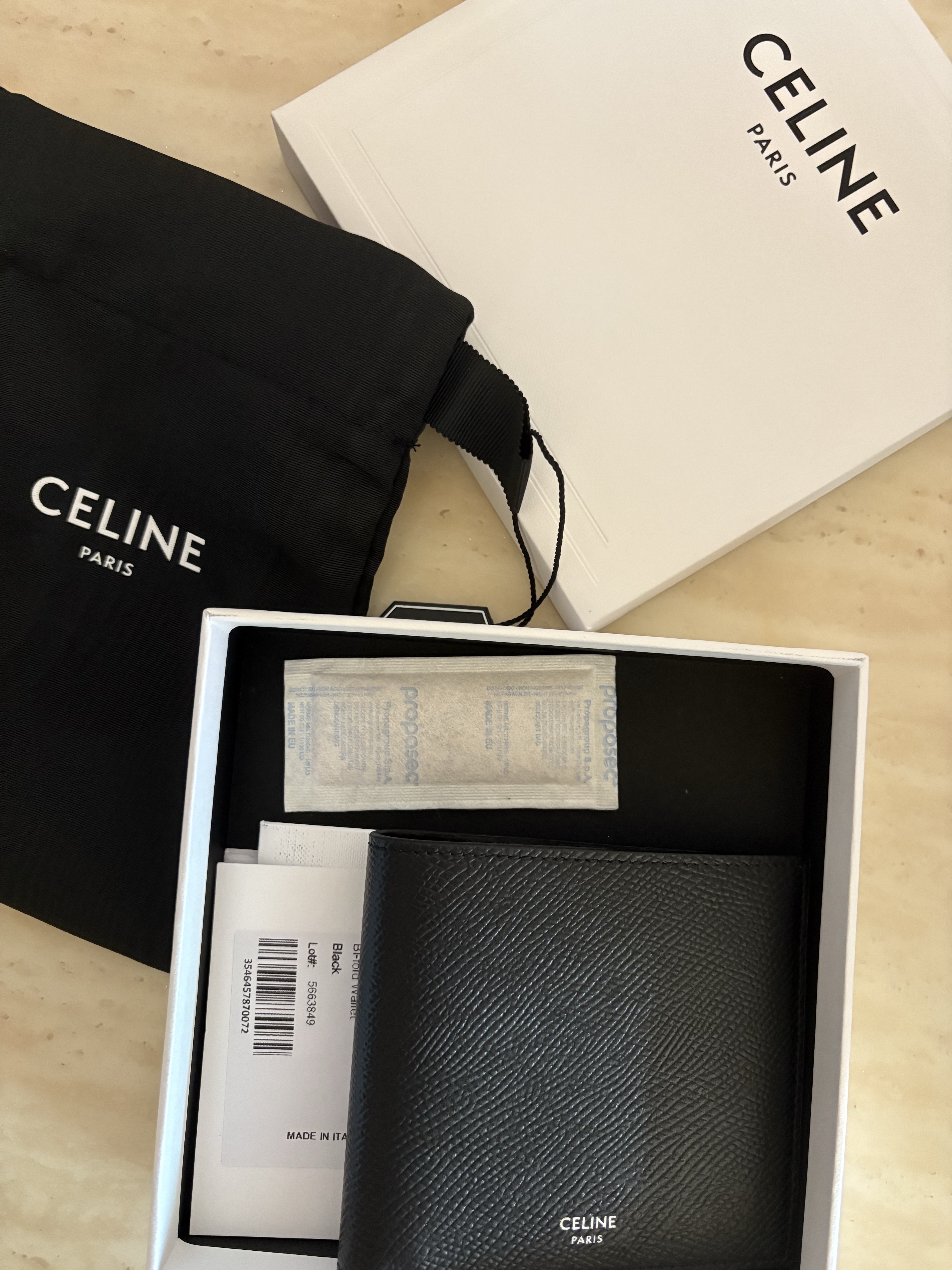 Celine Bi-Fold Wallet in Grained Calfskin Black 착용 스타일