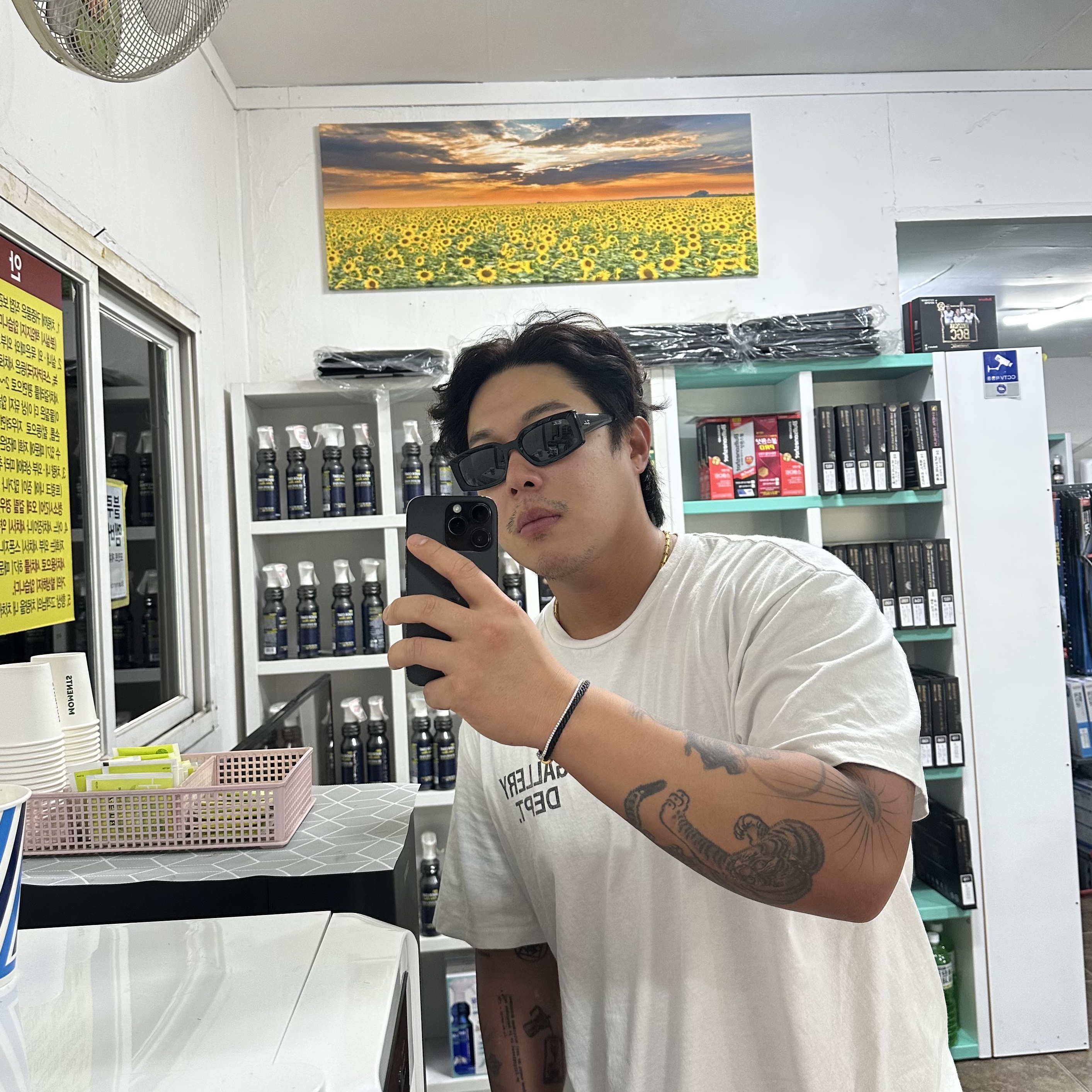 Ray-Ban Mega Wayfarer Polished Black Frame Green Classic Lenses Low Bridge Fit 착용 스타일