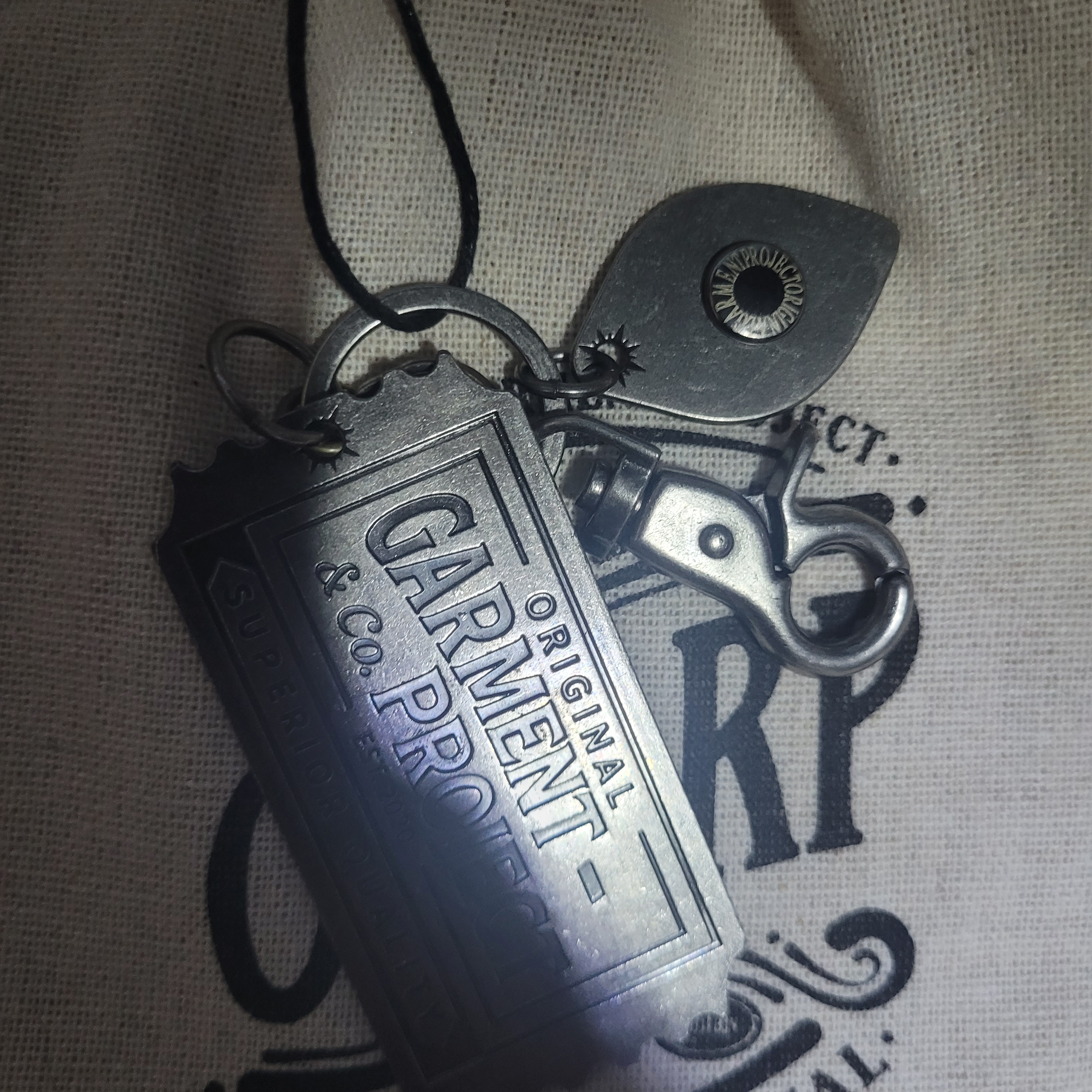 Ogarp Ticket Metal Keyring Silver 착용 스타일
