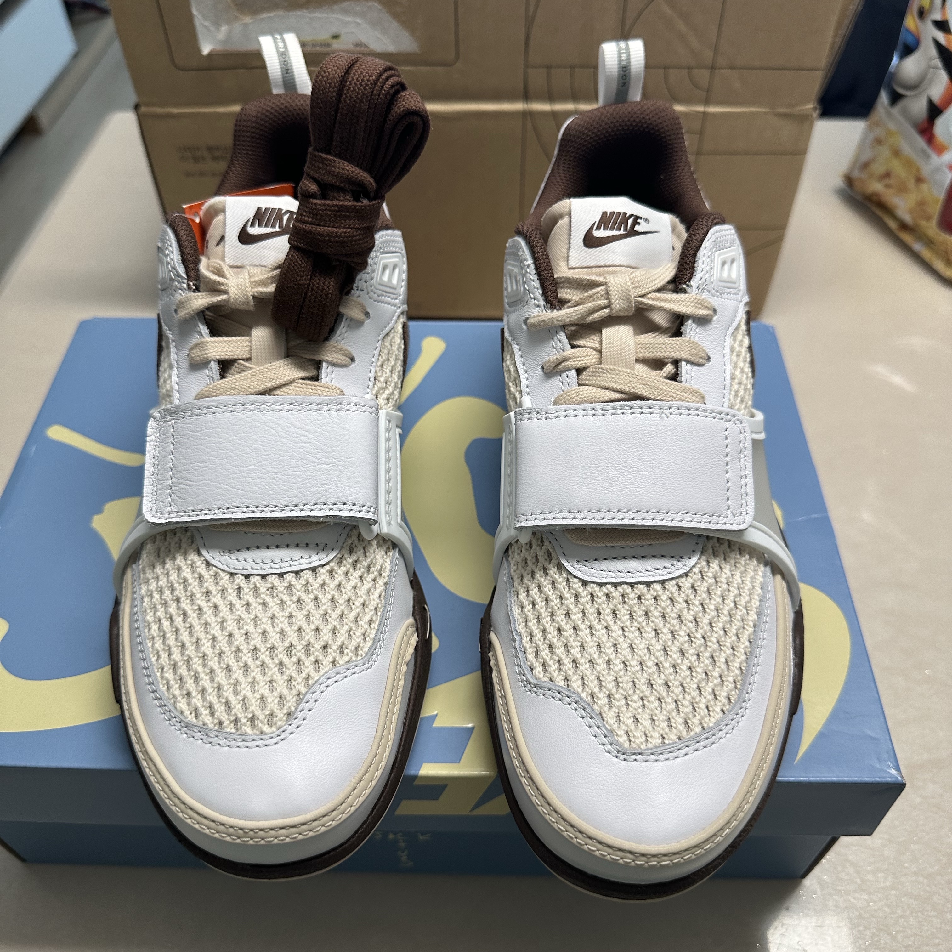 Nike x Travis Scott Zoom Field Jaxx White and Light Chocolate 착용 스타일 - 5