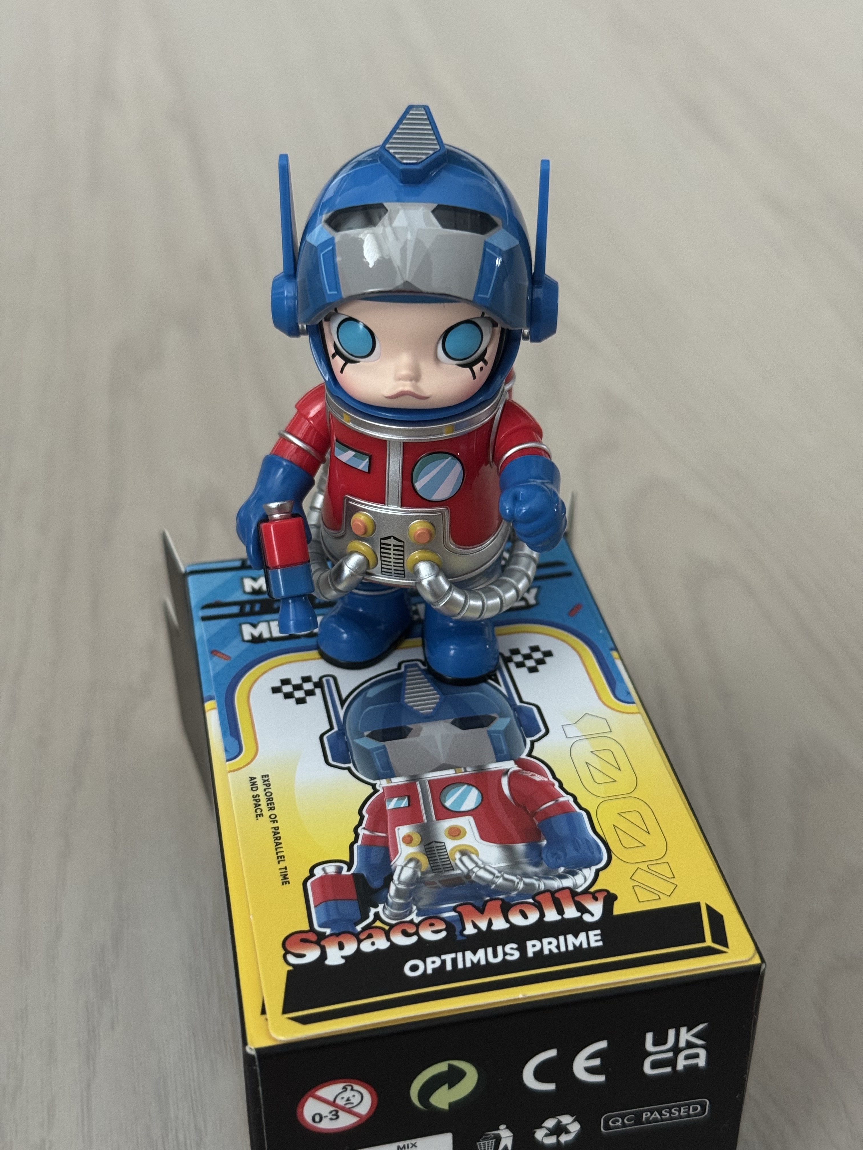 Pop Mart Mega Space Molly 100% Series4 Optimus Prime (Opened Case) 착용 스타일