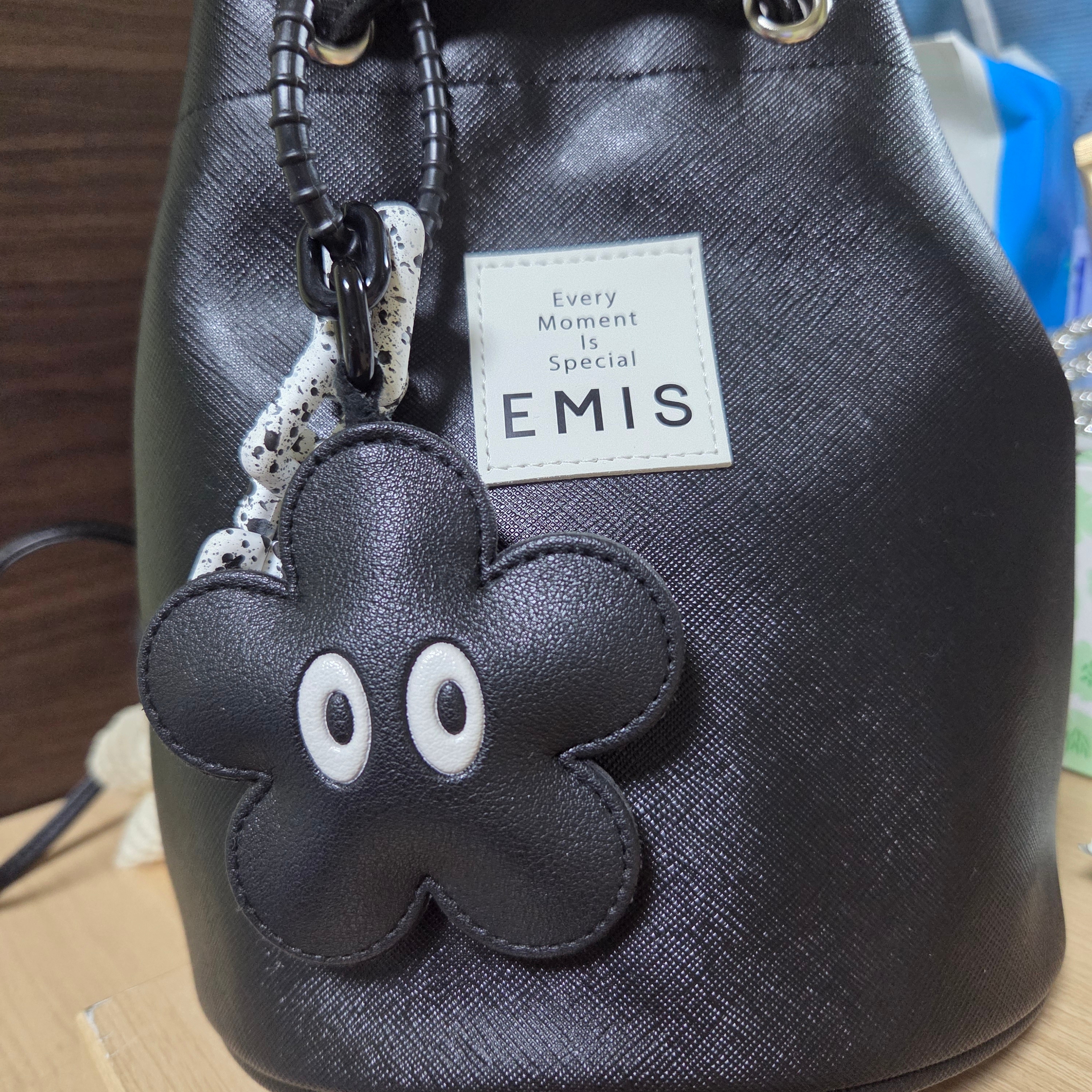 Emis Leather Mini Backpack Black 착용 스타일
