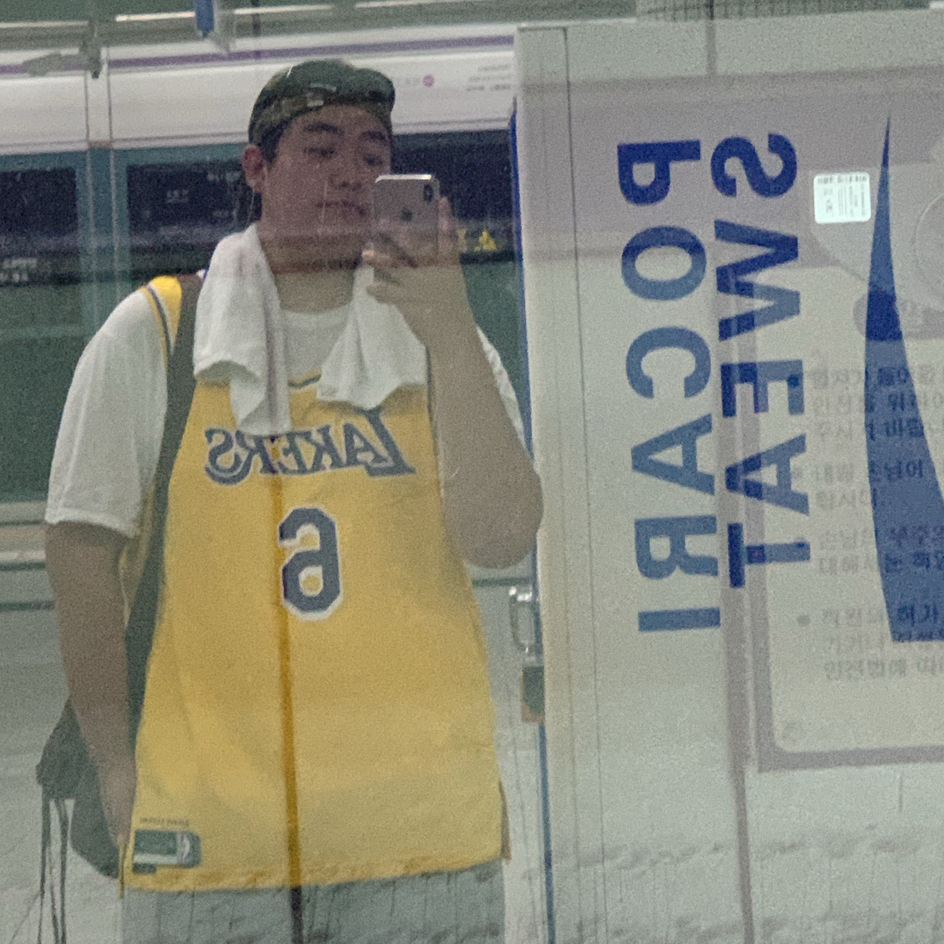Nike LeBron James LA Lakers Icon Edition Jersey Amarillo, Nike Air Force 1 Mid QS University Red and Midnight Navy 착용 스타일 - 6