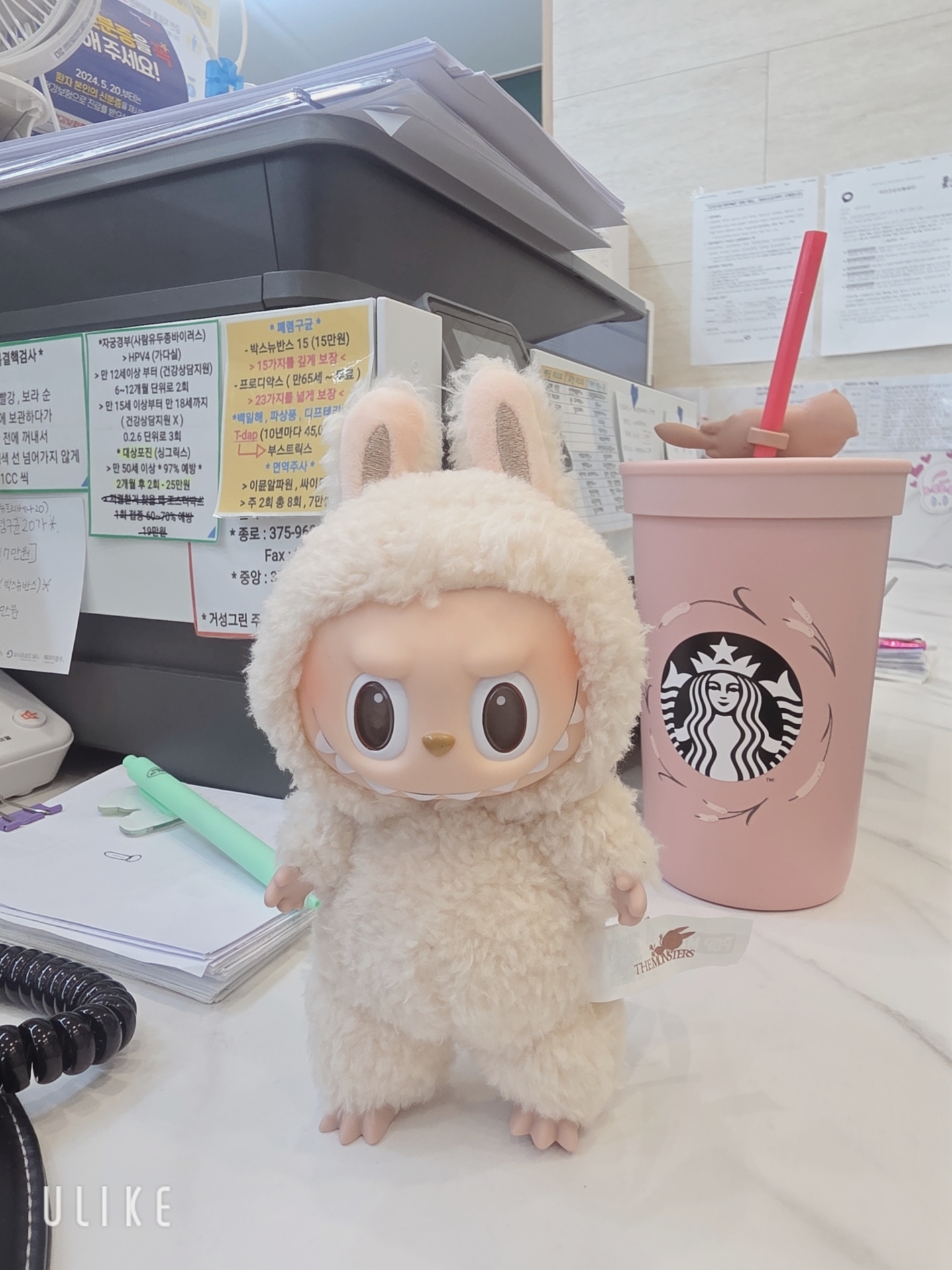 Pop Mart Labubu The Monsters Labubu Tasty Macarons Series Soymilk Keyring 착용 스타일 - 3