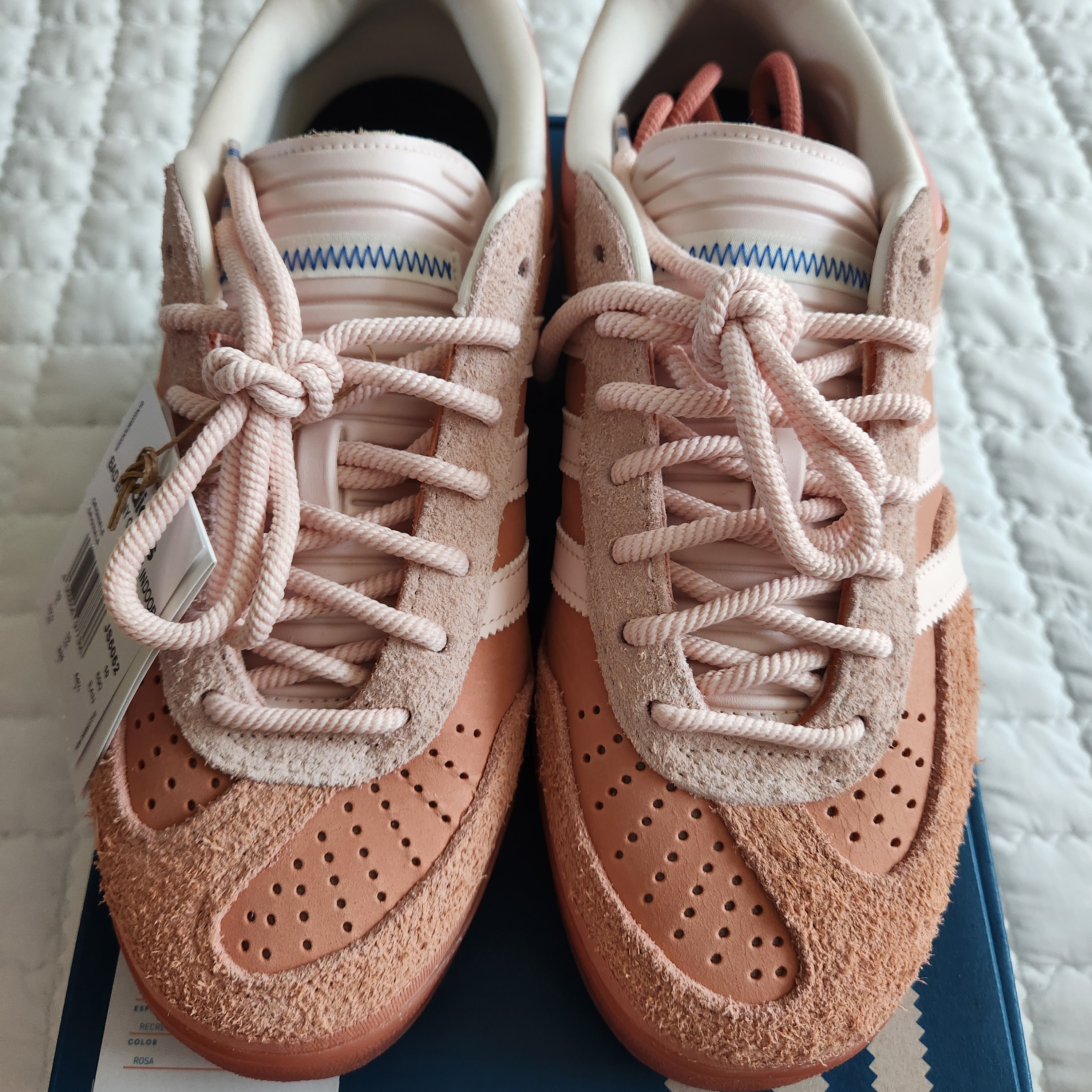 Adidas x Bad Bunny Gazelle Indoor Wonder Clay Wonder Quartz 착용 스타일 - 3