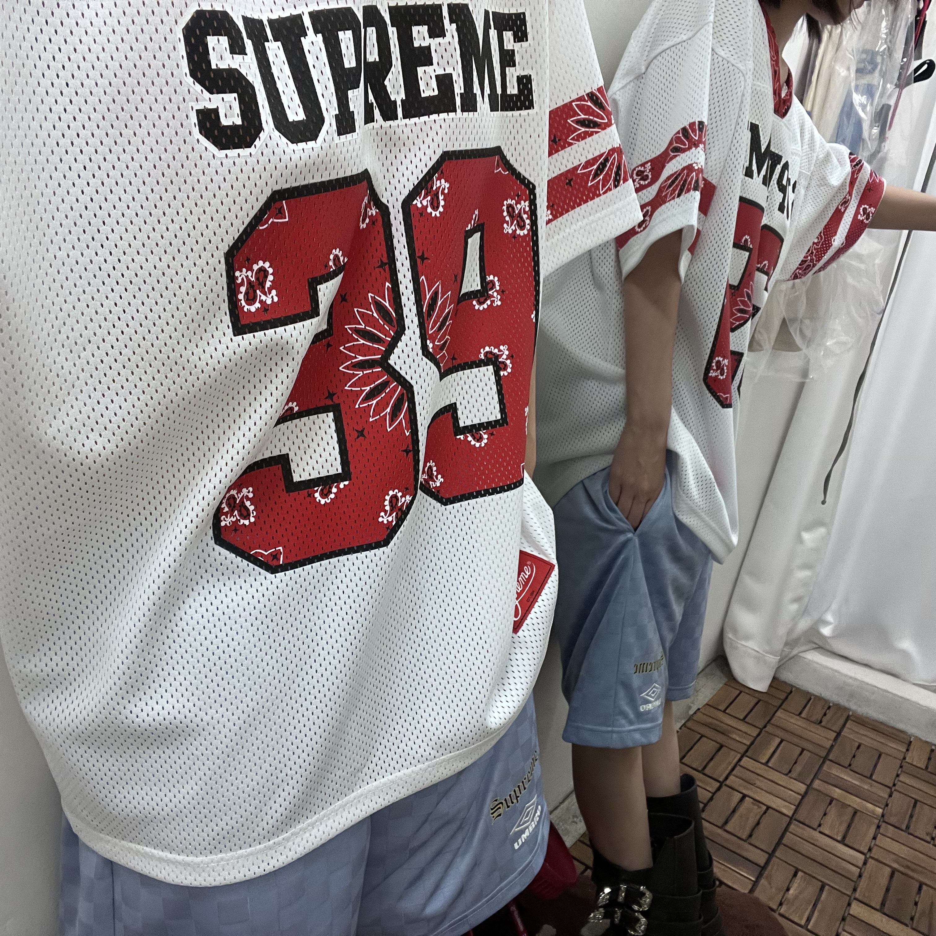 Supreme Bandana Football Jersey White - 25SS, Supreme x Umbro Soccer Shorts Light Blue - 22SS 착용 스타일 - 6